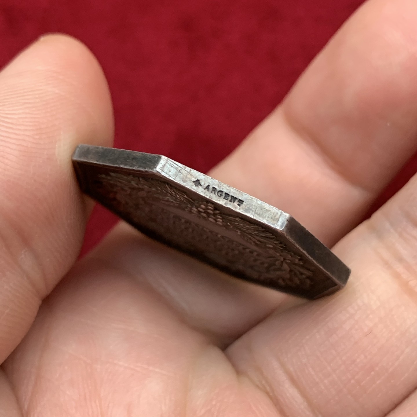 《竞宝斋》第113场-周日，周一 ，2场连拍（全场包邮） 法国19世纪八角jeton 银质代币，重量13.1g，直径对边30mm，红蓝幻彩原味，蜜蜂AR，南特（法国西部港口）