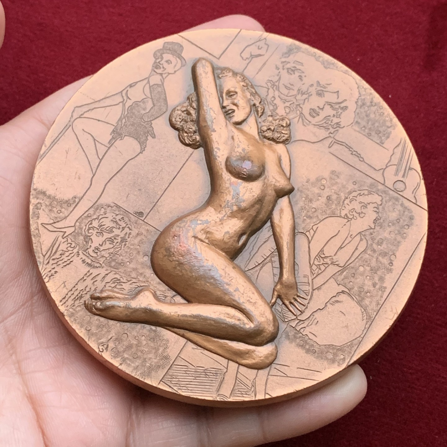 《竞宝斋》第113场-周日，周一 ，2场连拍（全场包邮） 玛丽莲.梦露纪念大铜章，90mm巨大尺寸，精美超高浮雕。巴黎造币厂出品，紫铜限量版，发行仅100枚，此枚编号67。铭刻记录下的美人，绝代风华