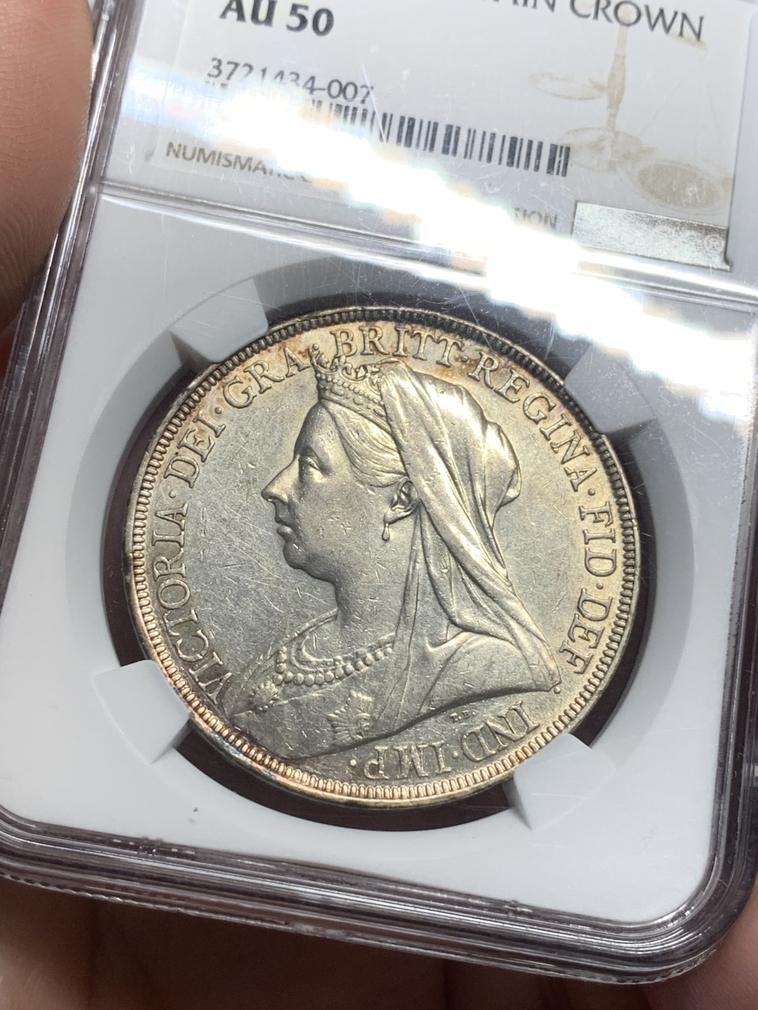 《竞宝斋》第113场-周日，周一 ，2场连拍（全场包邮） 英国 1896年 NGC AU50 维多利亚女王 披纱马剑 1克朗 LX版，传世黄油彩 状态好
