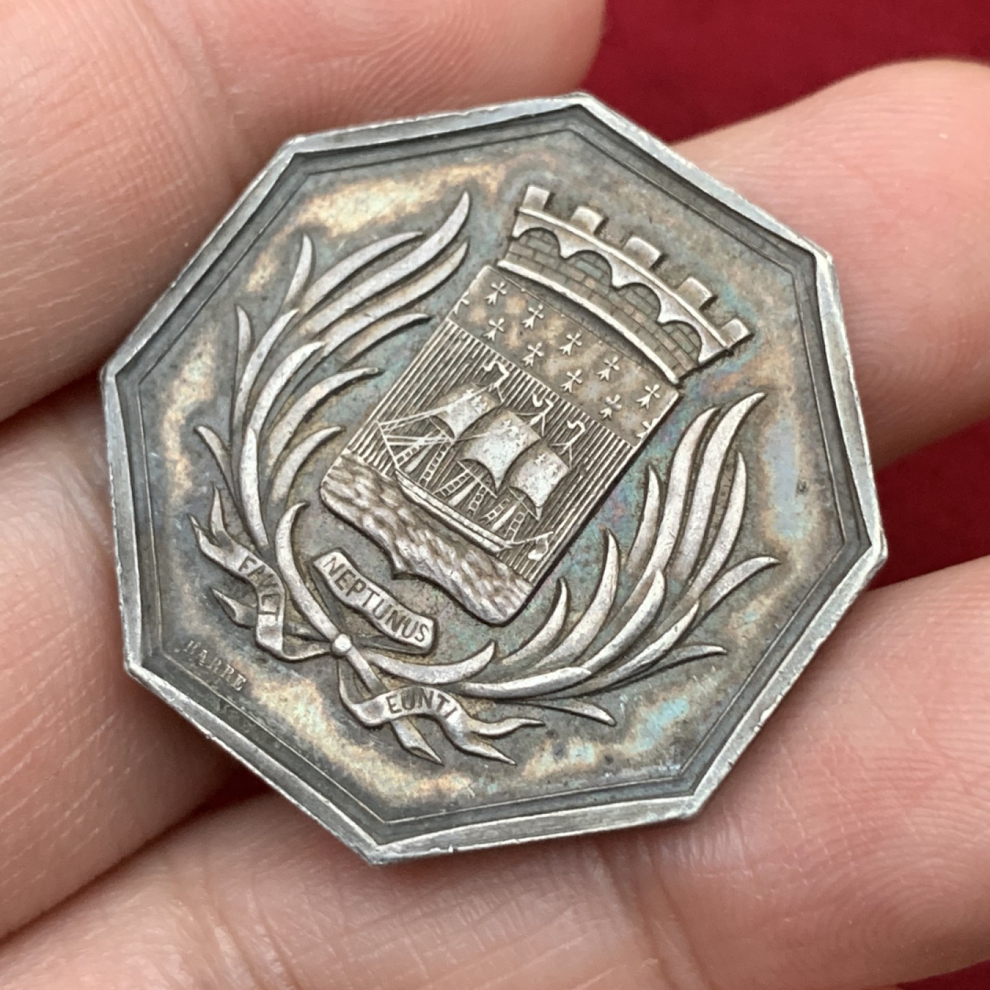 《竞宝斋》第113场-周日，周一 ，2场连拍（全场包邮） 法国19世纪八角jeton 银质代币，重量13.1g，直径对边30mm，红蓝幻彩原味，蜜蜂AR，南特（法国西部港口）