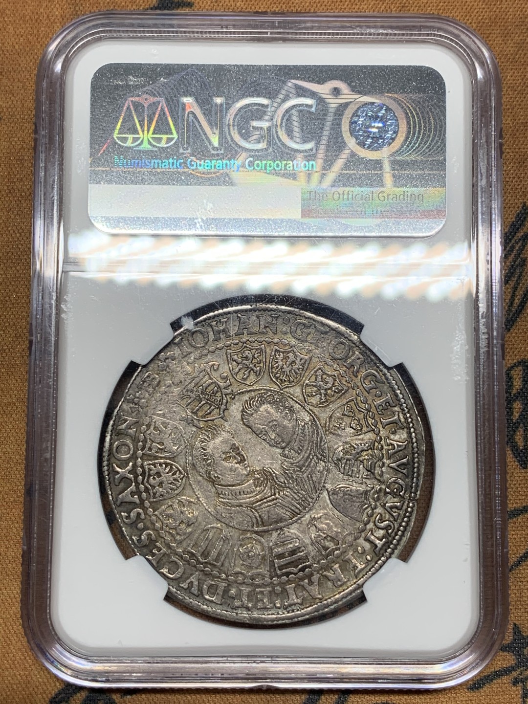 《竞宝斋》第113场-周日，周一 ，2场连拍（全场包邮） NGC AU50德国萨克森1602年三兄弟武士剑老泰勒 银币 深彩包浆细节非常好