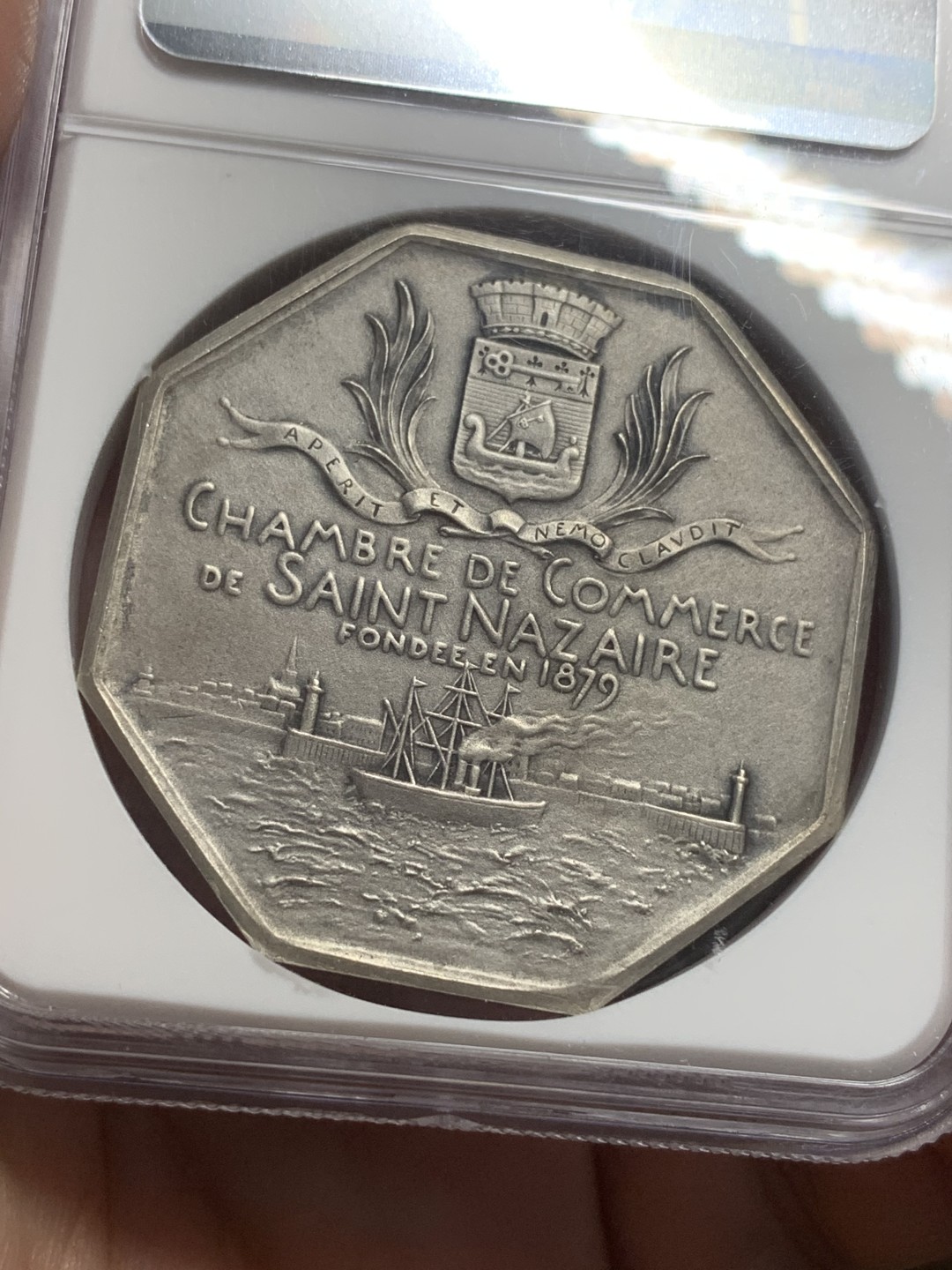 《竞宝斋》第113场-周日，周一 ，2场连拍（全场包邮） NGC MS64 法国 1879年 圣纳泽尔商会八角银章代用币 名家罗蒂作品 稀少品种 难得一见的高分！42mm超大规格