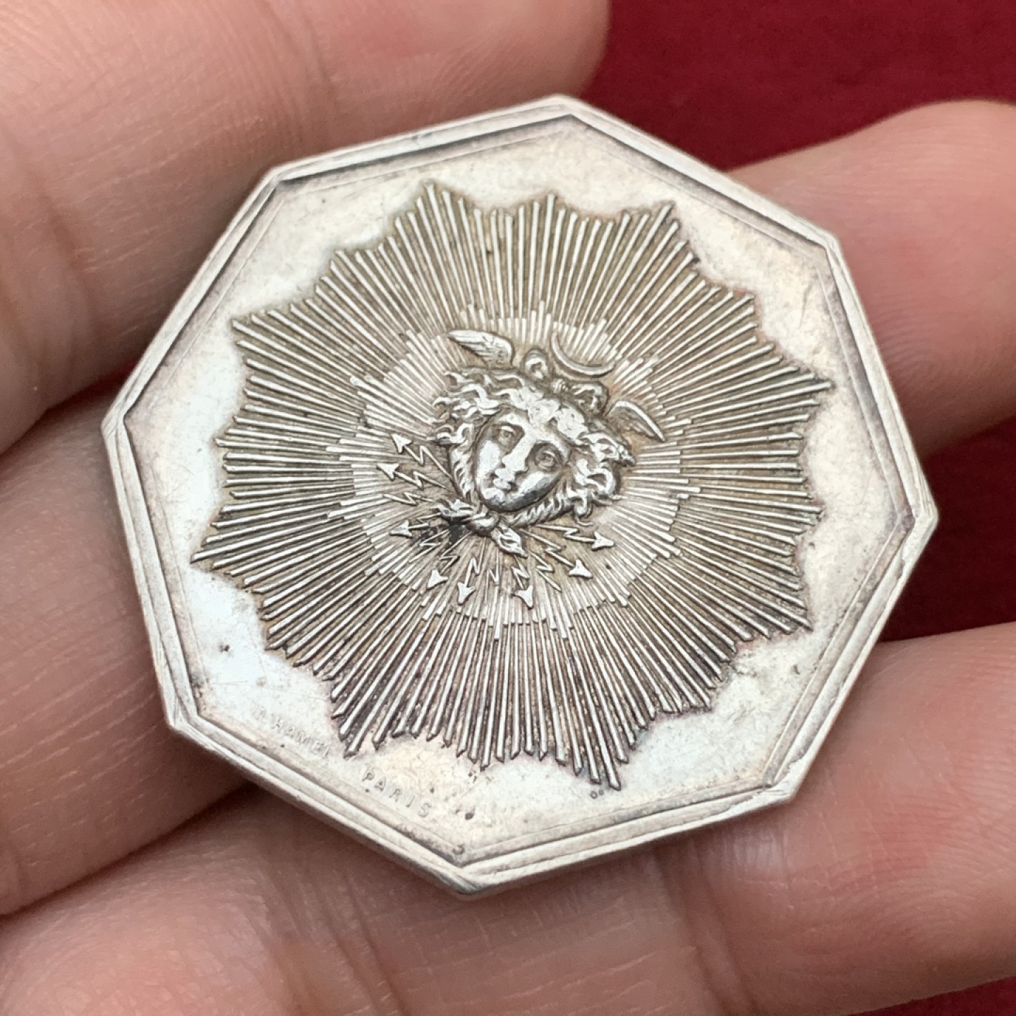 《竞宝斋》第113场-周日，周一 ，2场连拍（全场包邮） 法国19世纪八角jeton银质代币，重量19.8g，直径对边35mm，底板干净白亮大颗粒，丰饶角AR，太阳公司火灾保险，浮雕感优质