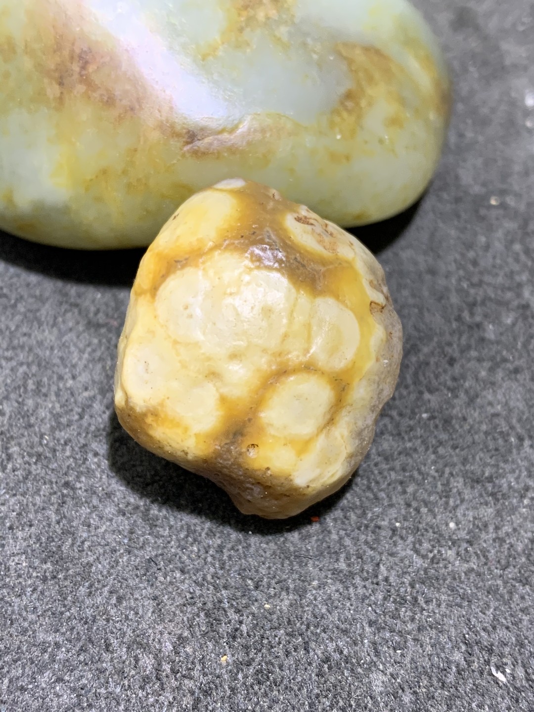 精美戈壁高玉化鱼籽纹筋脉石原石一颗，