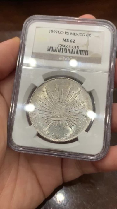 《竞宝斋》第113场-周日，周一 ，2场连拍（全场包邮） NGC-MS62 墨西哥1897年 8瑞尔 花边鹰洋 银币 镜面效果明显 车轮转光 同品相中的战斗机