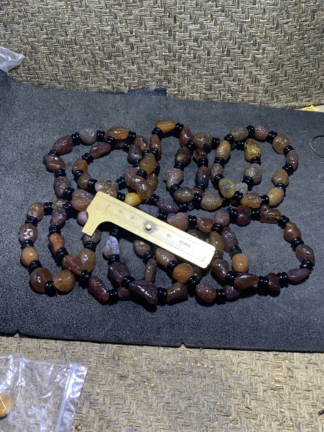 精美阿拉善酒红色玛瑙原石手串十条，