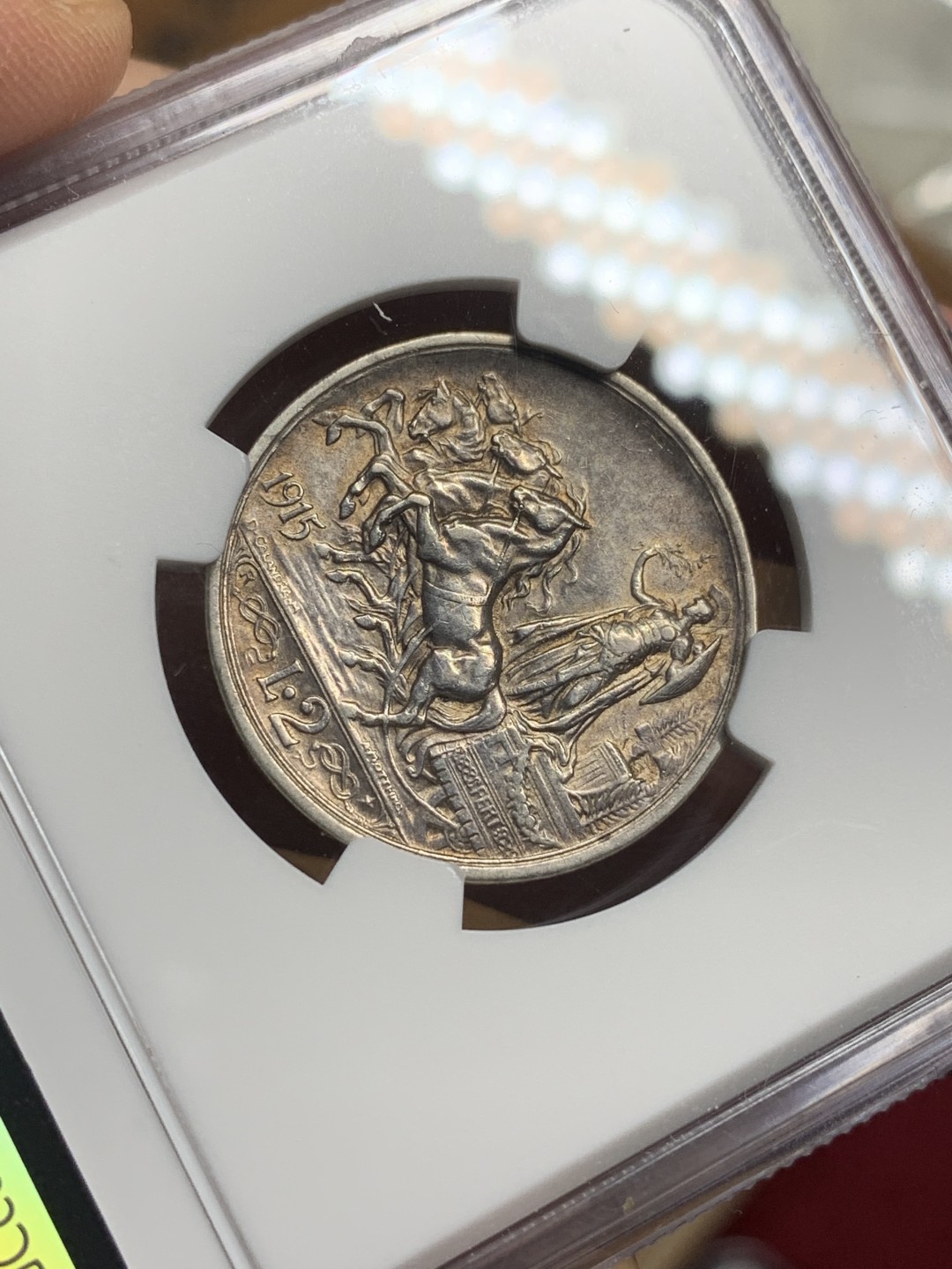 《竞宝斋》第113场-周日，周一 ，2场连拍（全场包邮） NGC AU53 意大利 1915年 马车2里拉 银币 原味包浆 正面盒子右下缘有损