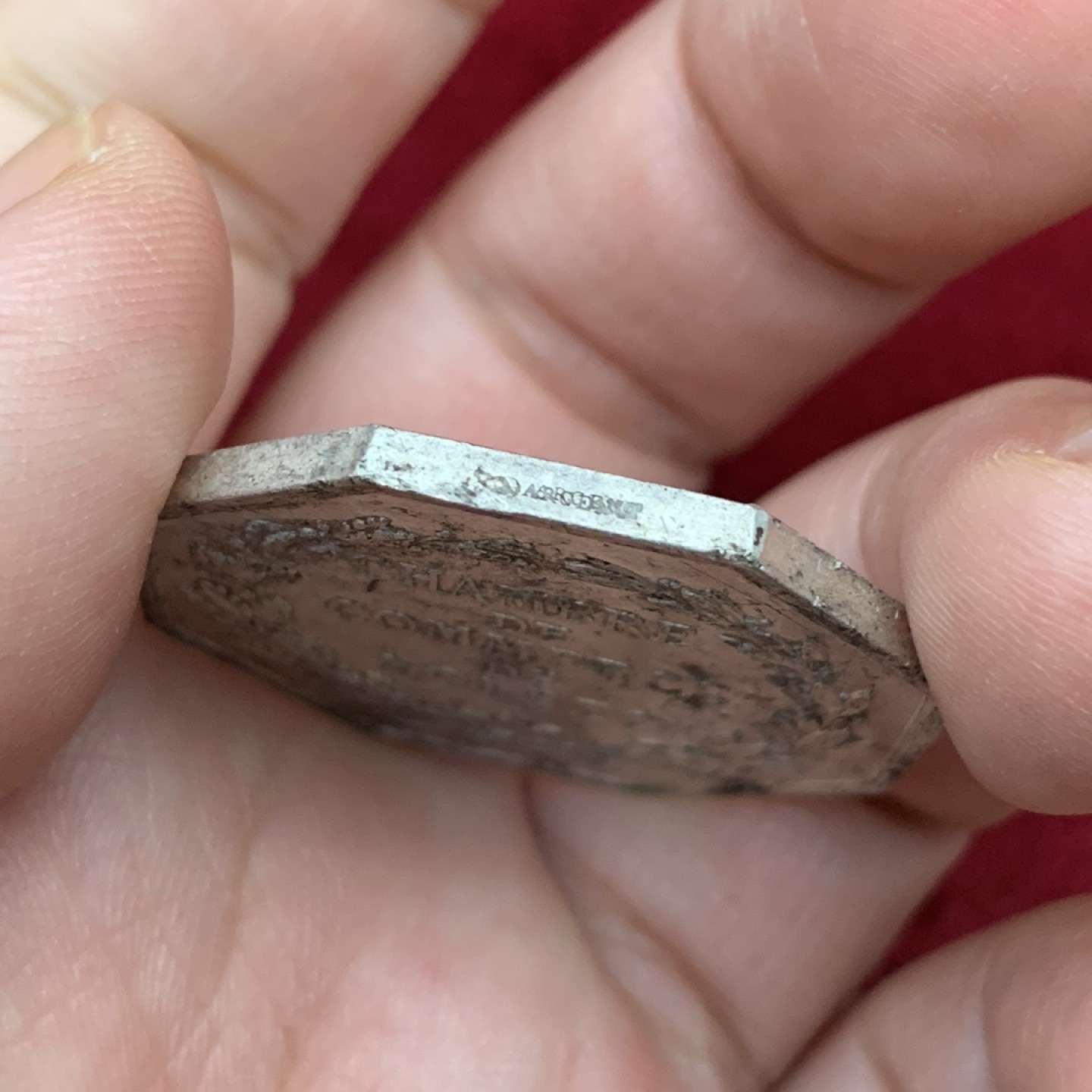 《竞宝斋》第113场-周日，周一 ，2场连拍（全场包邮） 法国19世纪八角jeton银质代币，重量22.6g，直径对边34.5mm，银霜感，边铭丰饶角AR，双天使左边有面部有损 细节见图