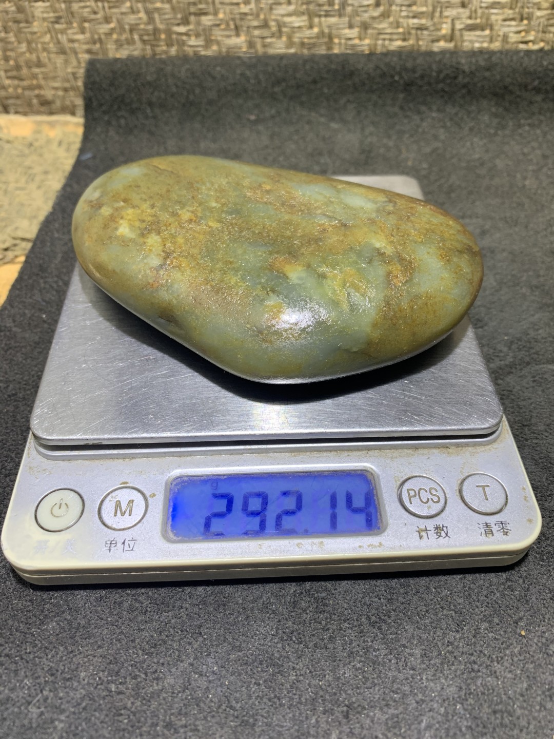 特色满皮青玉青花和田玉大把件独籽一颗，