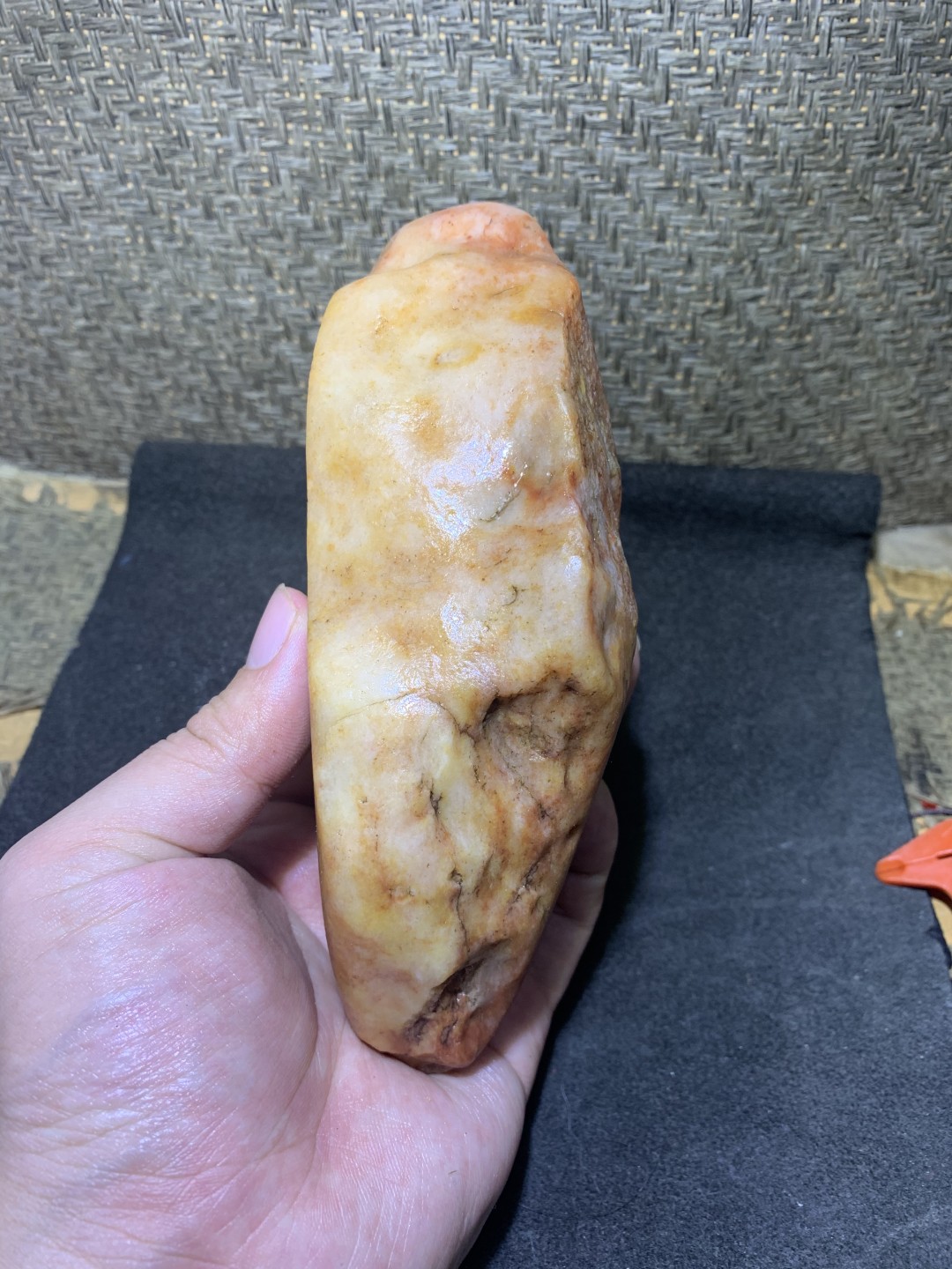 精美天然地表金丝玉红黄白三色籽料原石一块，