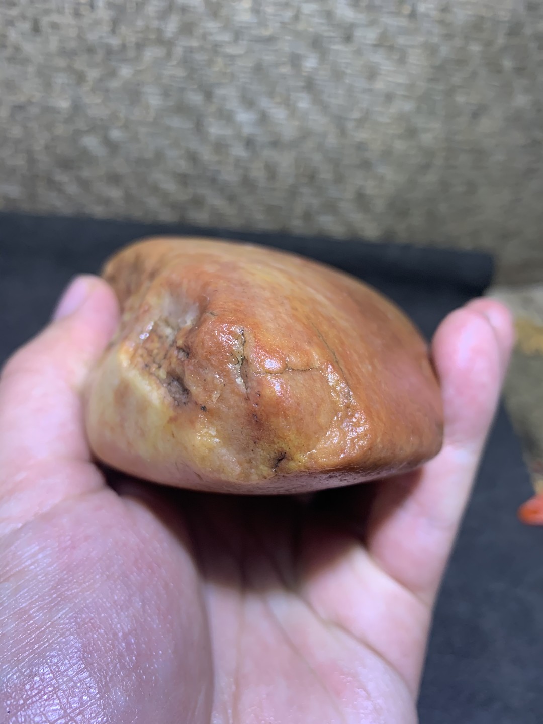 精美天然地表金丝玉红黄白三色籽料原石一块，