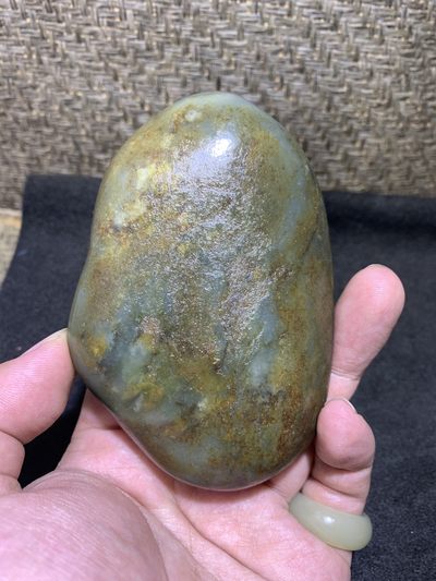 特色满皮青玉青花和田玉大把件独籽一颗， - 特色满皮青玉青花和田玉大把件独籽一颗，
