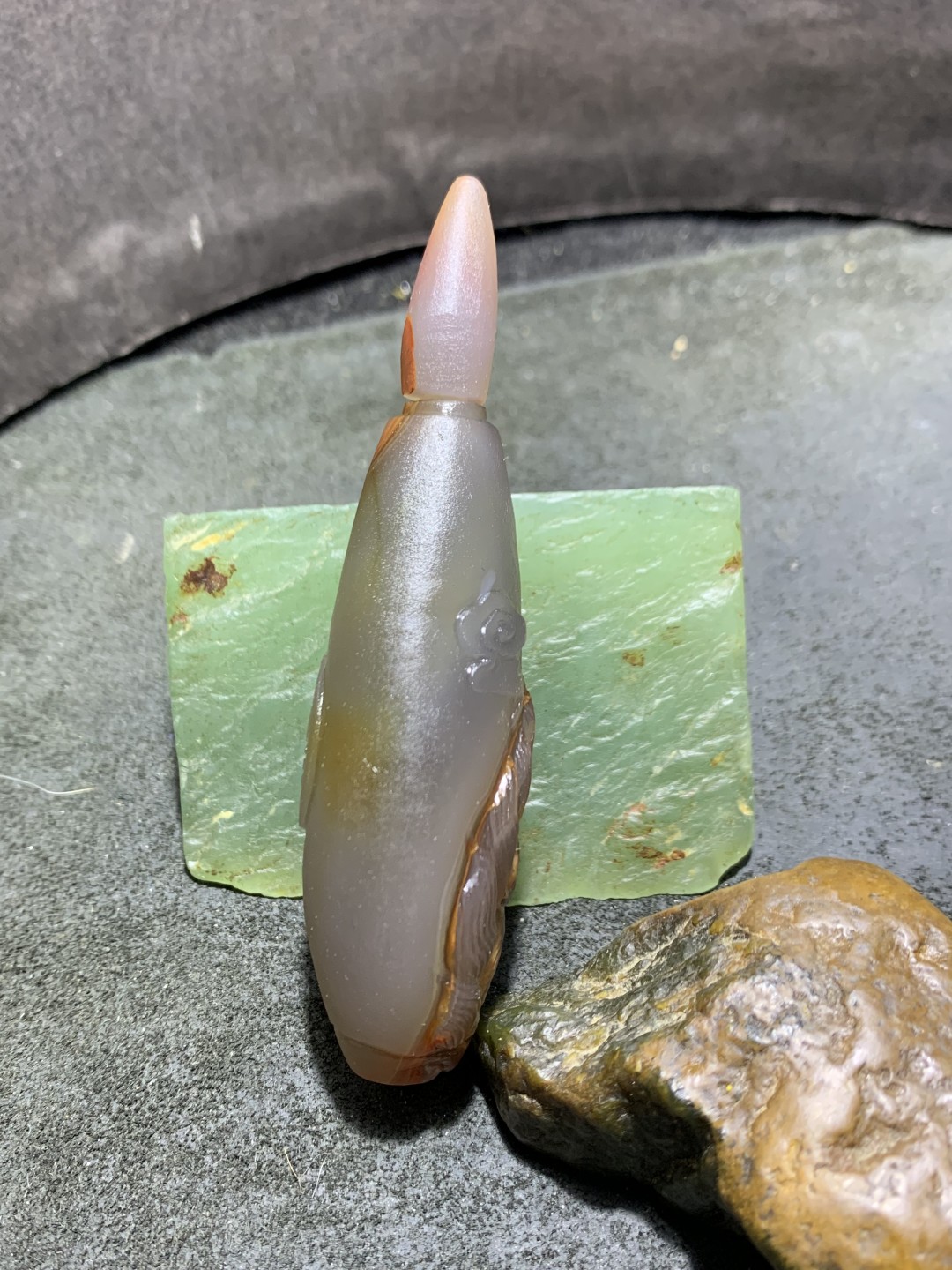 精美亚光法库玛瑙雕刻鼻烟壶型九尾灵狐把件(摆件)一个，