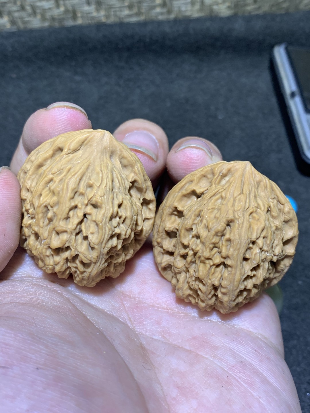 精美南疆石文玩核桃一对