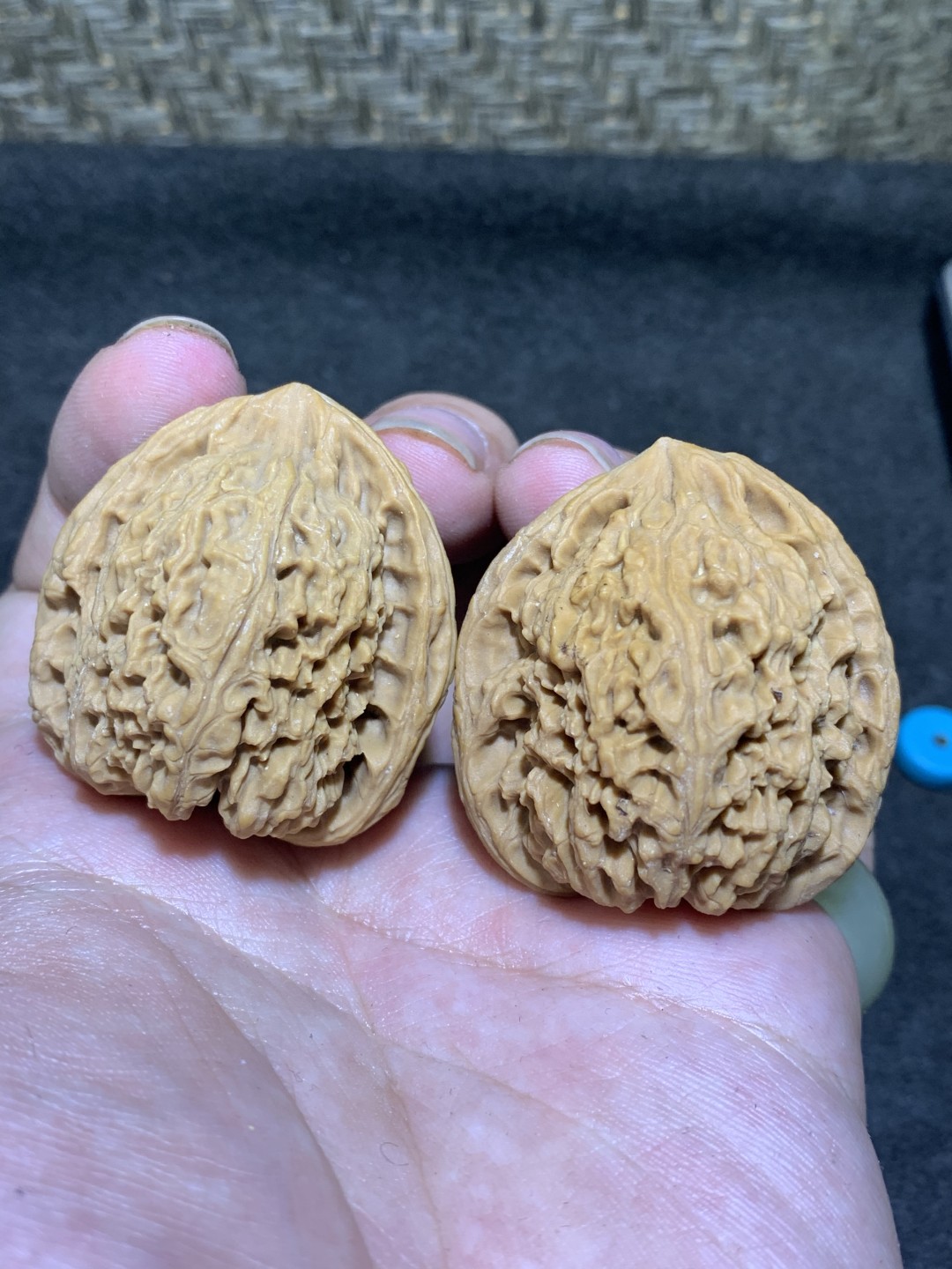 精美南疆石文玩核桃一对