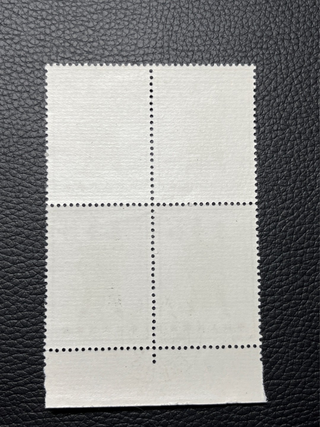 洪涛臻品 精选邮票限时拍卖第七十六期 特63青铜器8-4盖销  数字➕厂名4方连一组★数量有限，随时售缺，版撕全品嘎嘎绝。  解放初的经典票，整版撕开，面艳胶白，票挺洁净，齿孔完美，收藏评级两相宜，且有高附加值边纸。老纪特的版票资源十分稀缺难寻，机会来临时必须抓住。