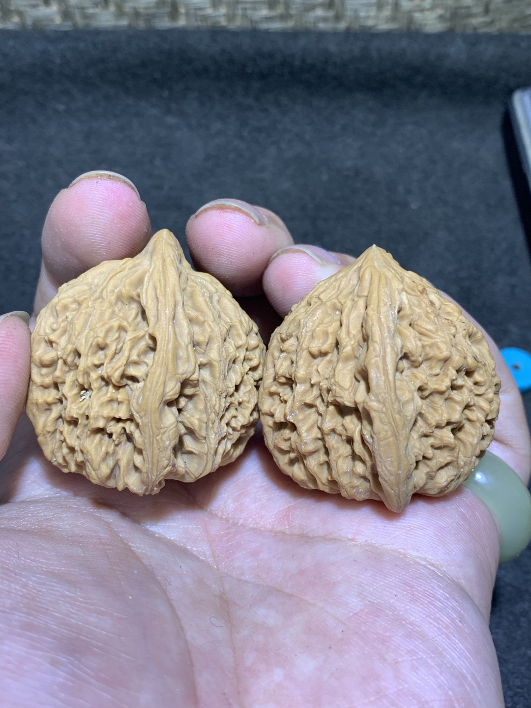 精美南疆石文玩核桃一对