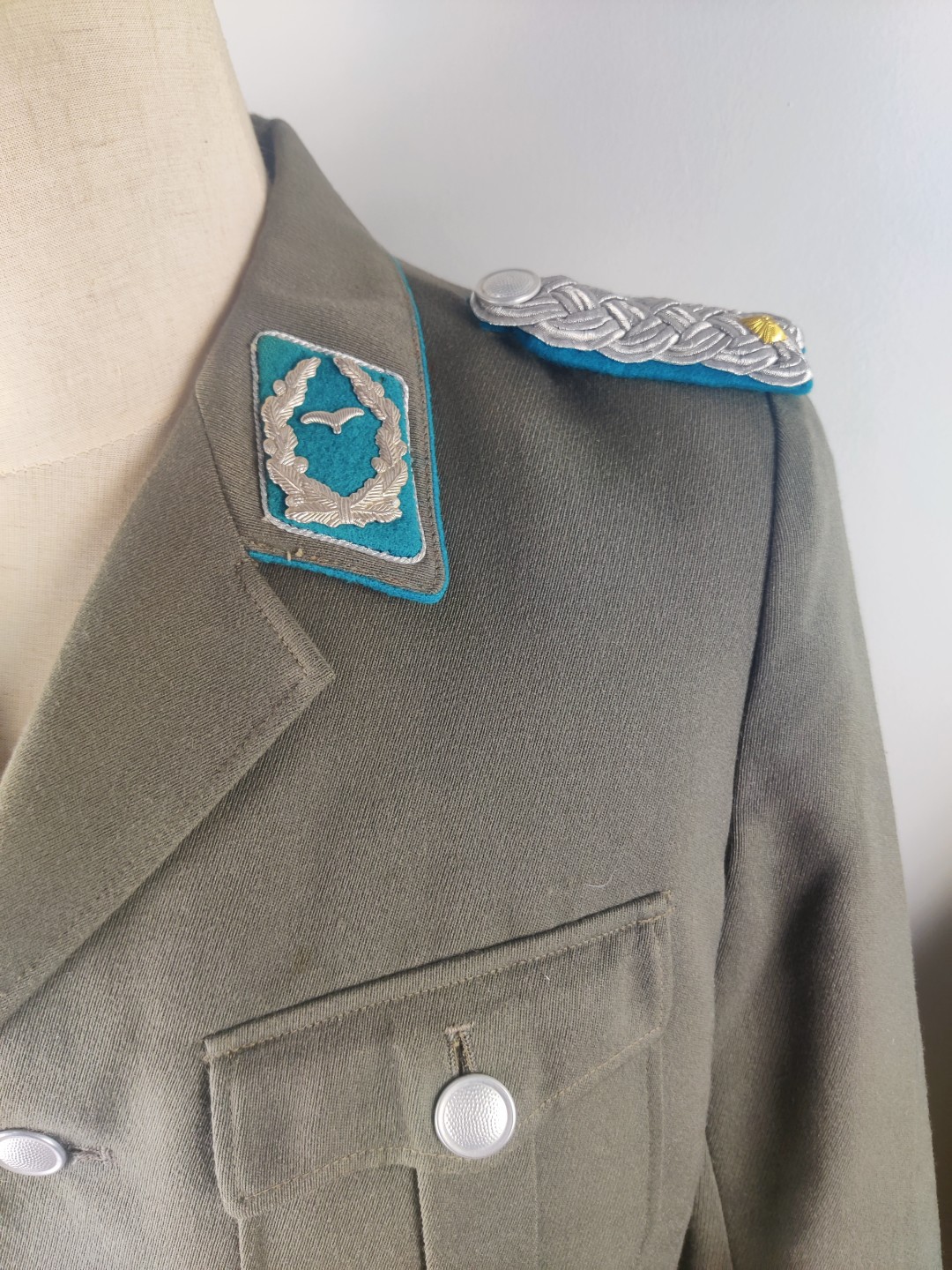 全场0元起拍 第12期 咸鱼国勋章拍卖专场 11月9日（周三）下午6：00开始 东德空军 早期小标 少校常服一套