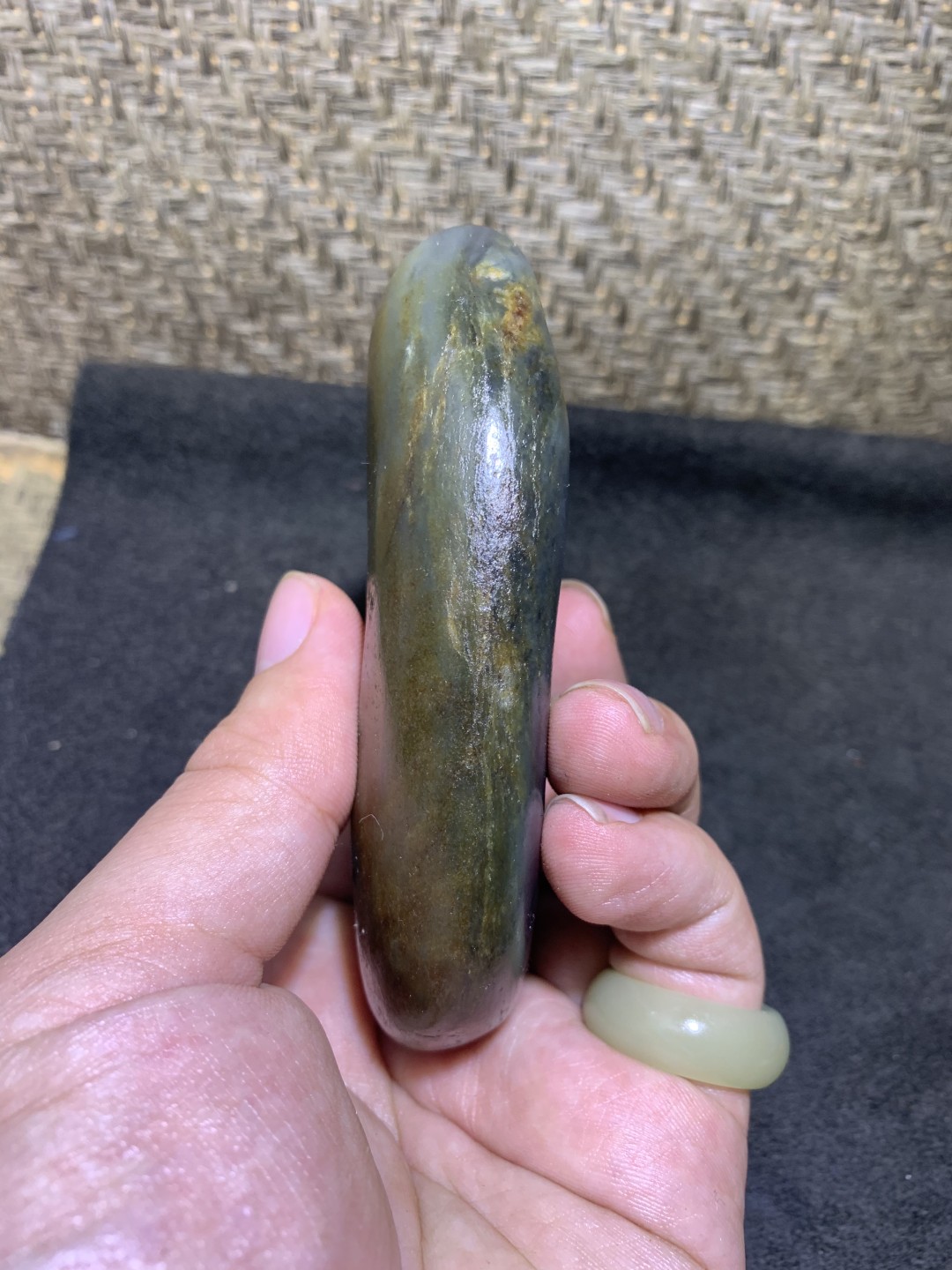 特色满皮青玉青花和田玉大把件独籽一颗，
