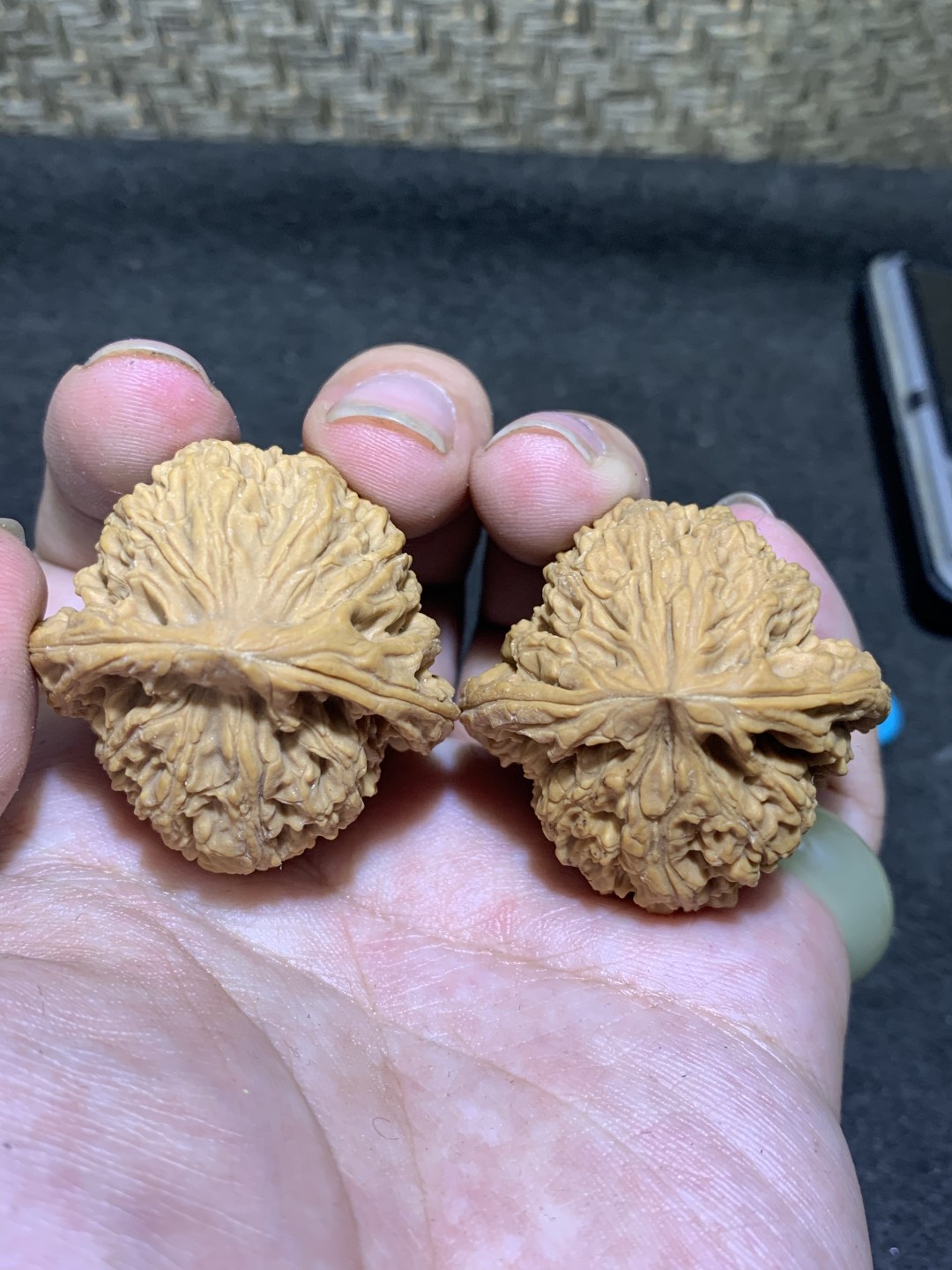 精美南疆石文玩核桃一对