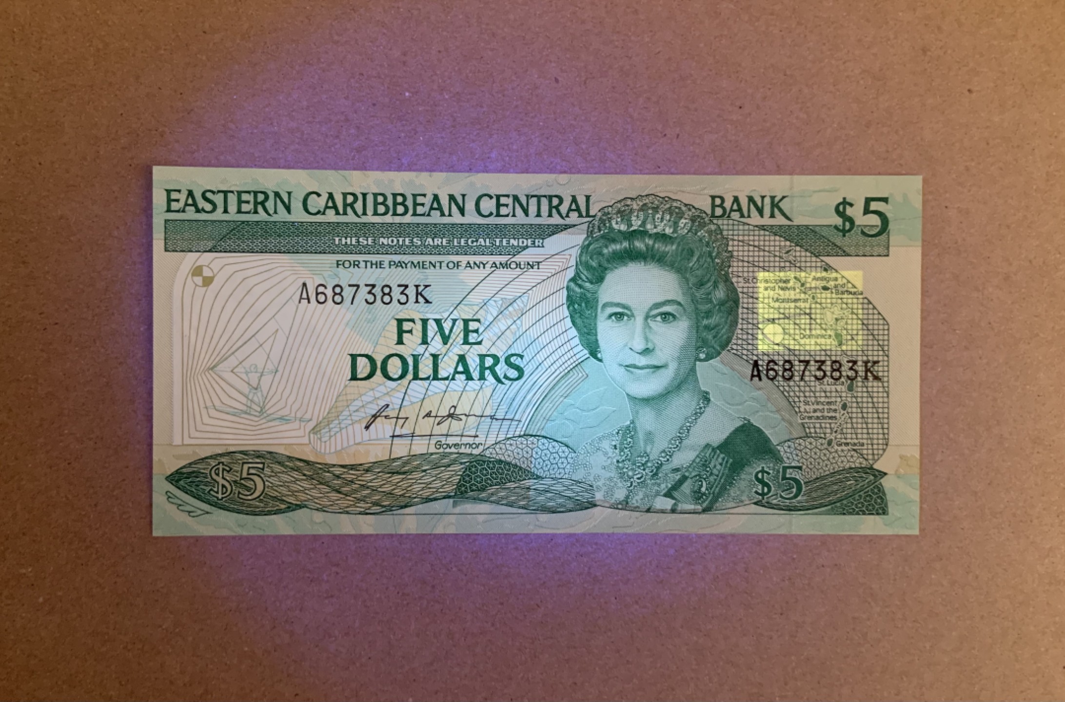 收藏联盟Quantum Auction 第206期拍卖 东加勒比(圣基茨)1986年5元 品相全新UNC 首发A冠 小彩背版