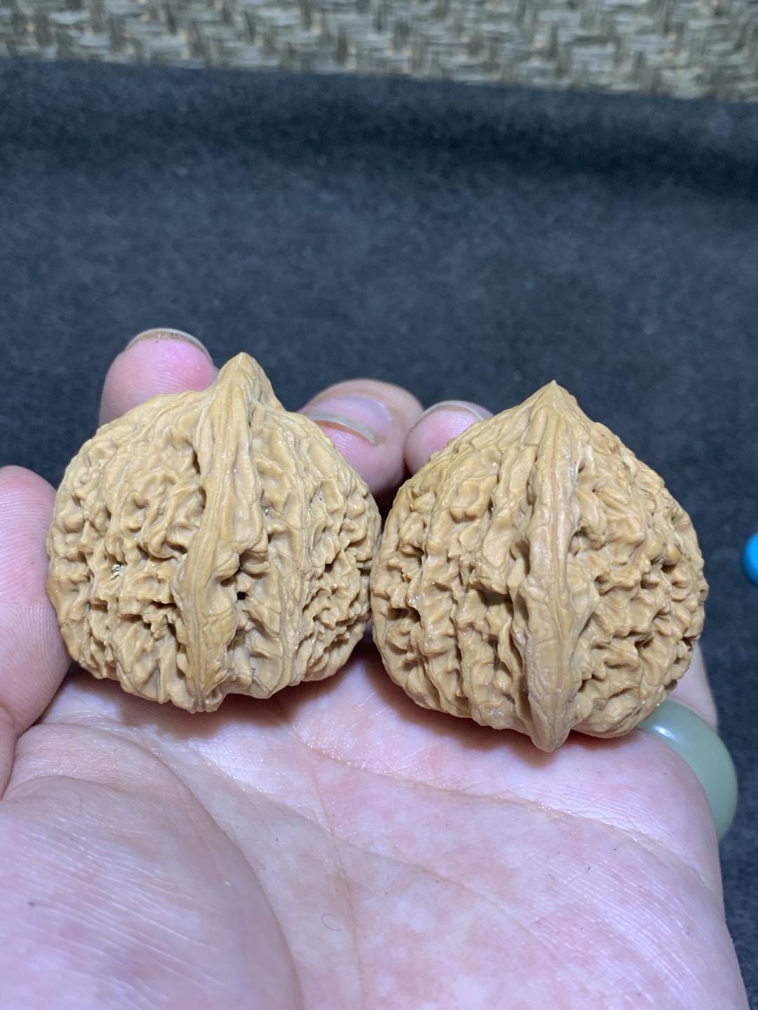 精美南疆石文玩核桃一对