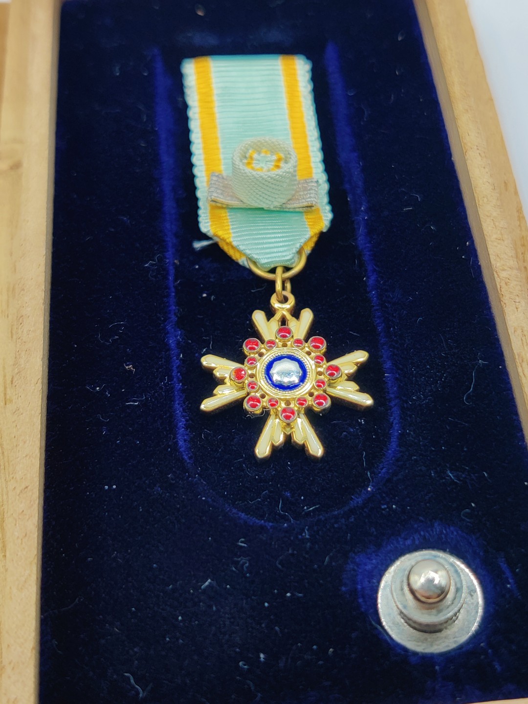 全场0元起拍 第12期 咸鱼国勋章拍卖专场 11月9日（周三）下午6：00开始 三等瑞宝章 迷你章 银质珐琅 造币局制 品相如图