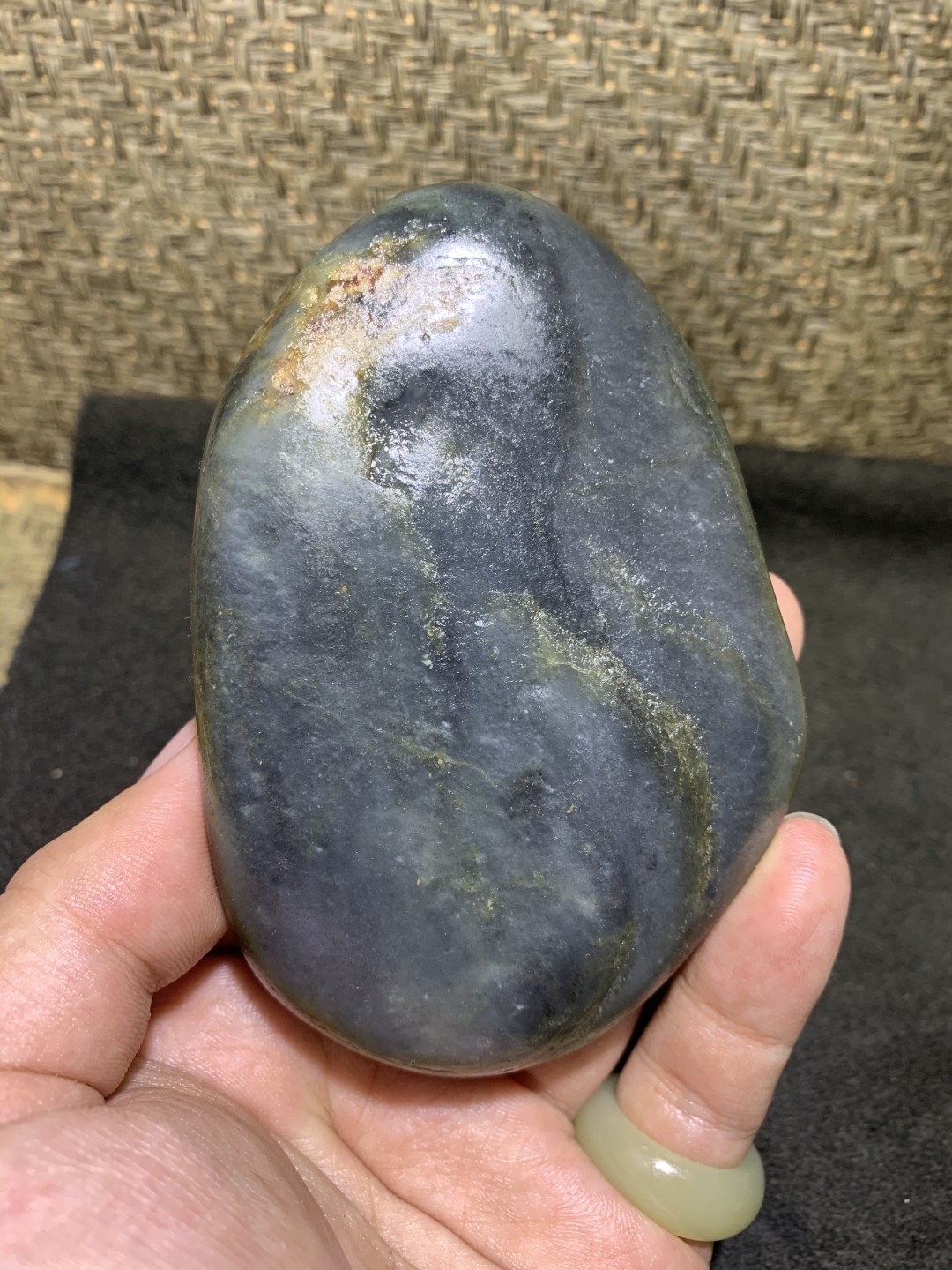 特色满皮青玉青花和田玉大把件独籽一颗，