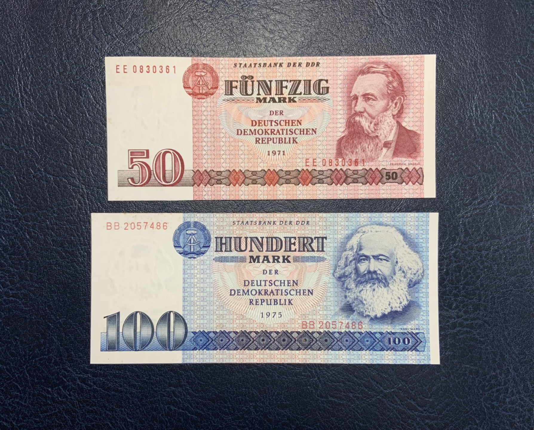 收藏联盟Quantum Auction 第206期拍卖 德国民主共和国1971-75年50和100马克 品相UNC- 革命导师马克思和恩格斯 边缘黄点