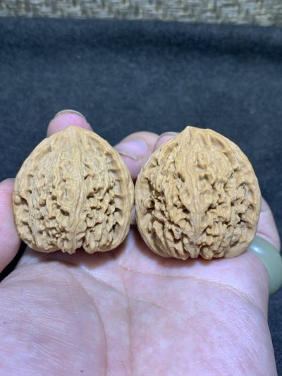 精美南疆石文玩核桃一对 - 精美南疆石文玩核桃一对