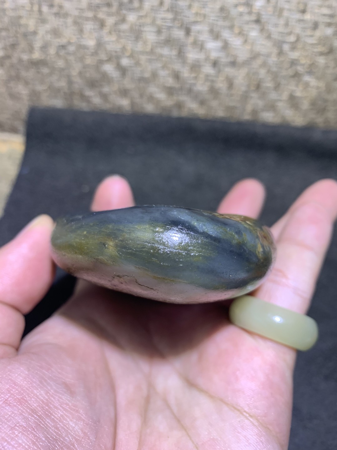 特色满皮青玉青花和田玉大把件独籽一颗，