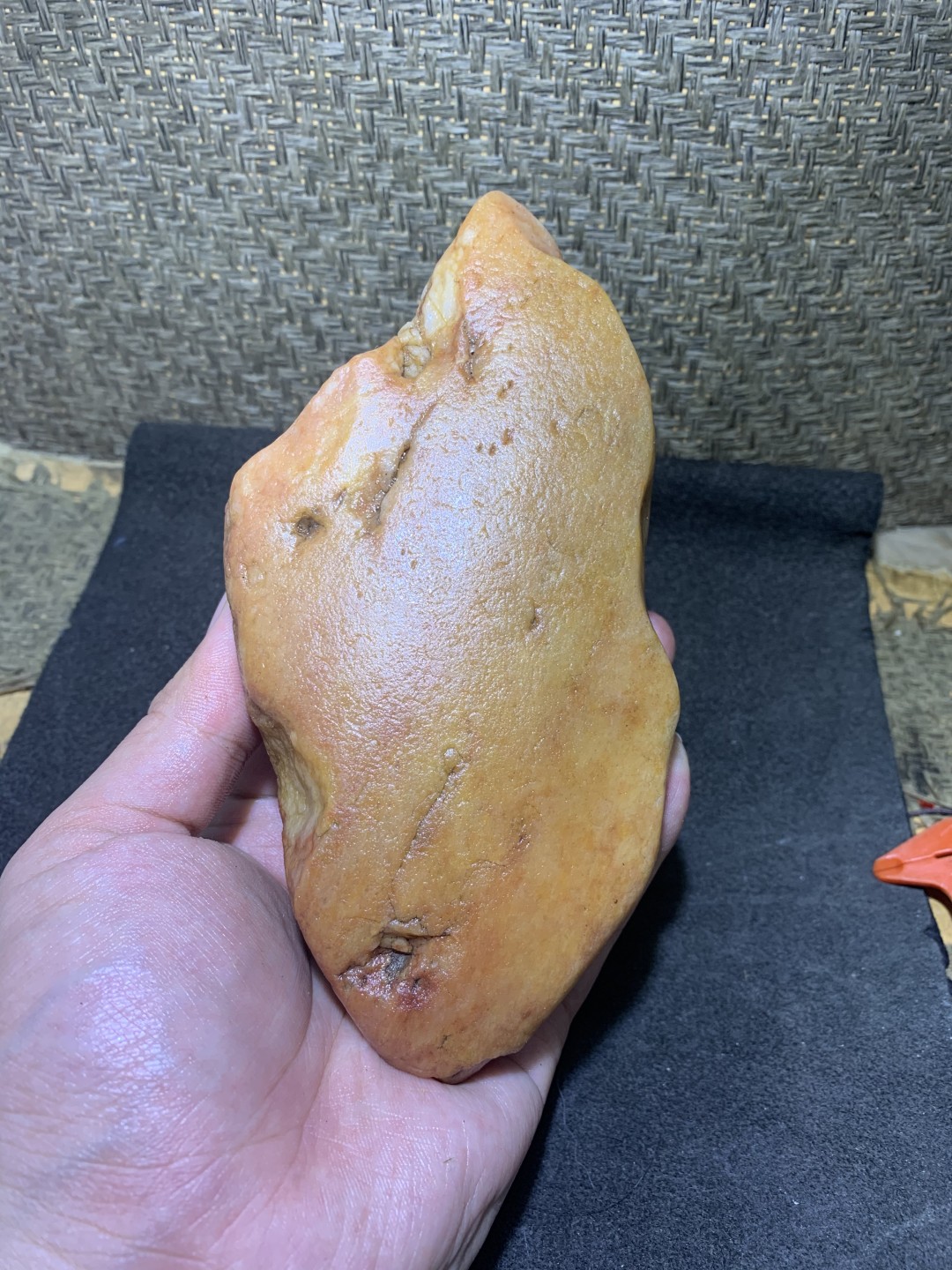 精美天然地表金丝玉红黄白三色籽料原石一块，