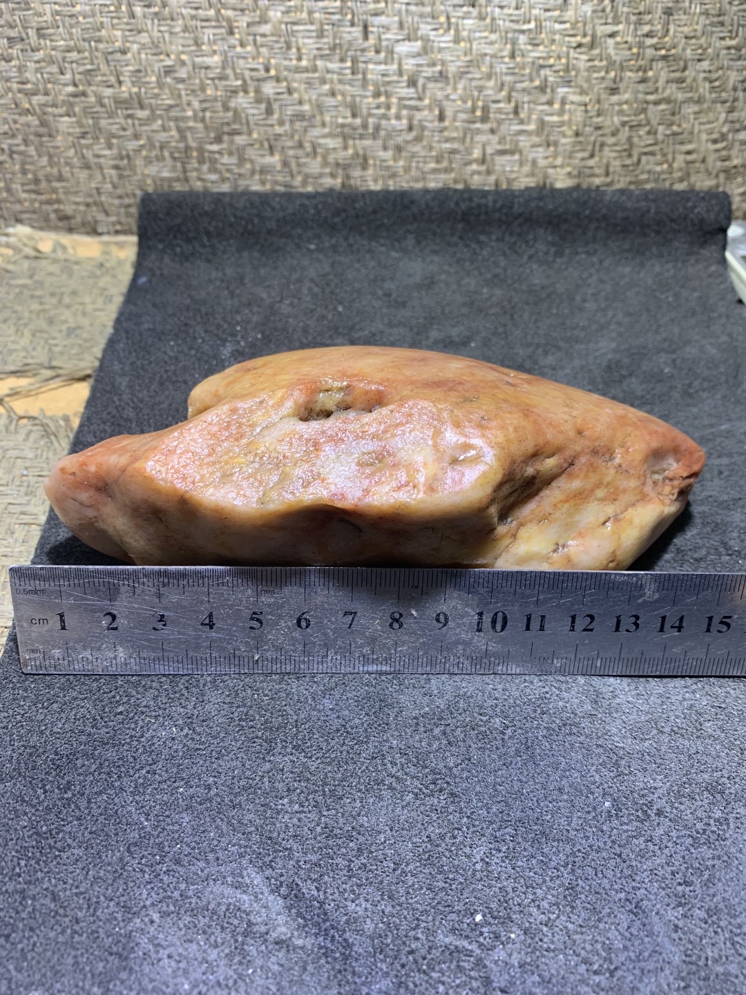 精美天然地表金丝玉红黄白三色籽料原石一块，