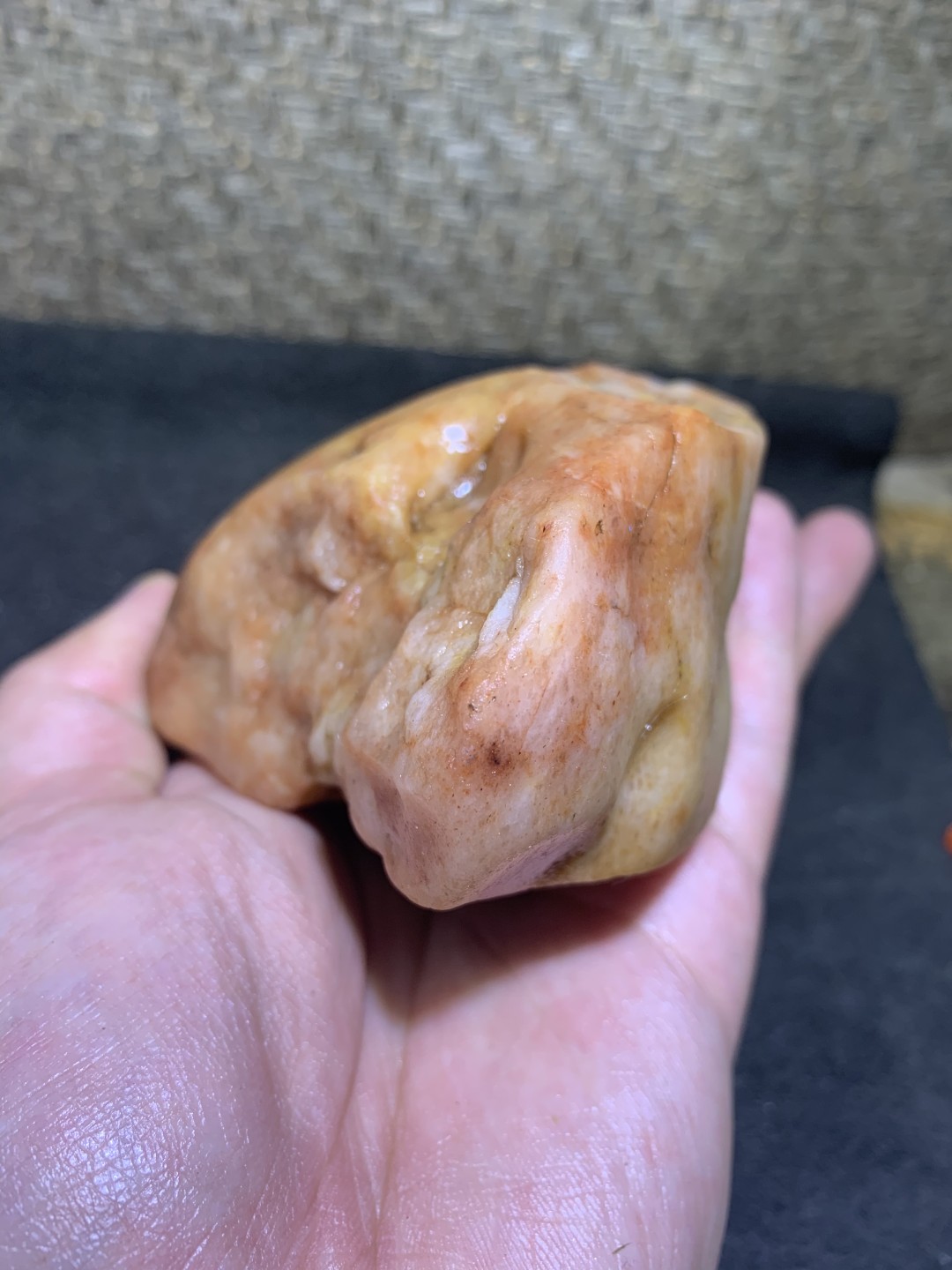 精美天然地表金丝玉红黄白三色籽料原石一块，
