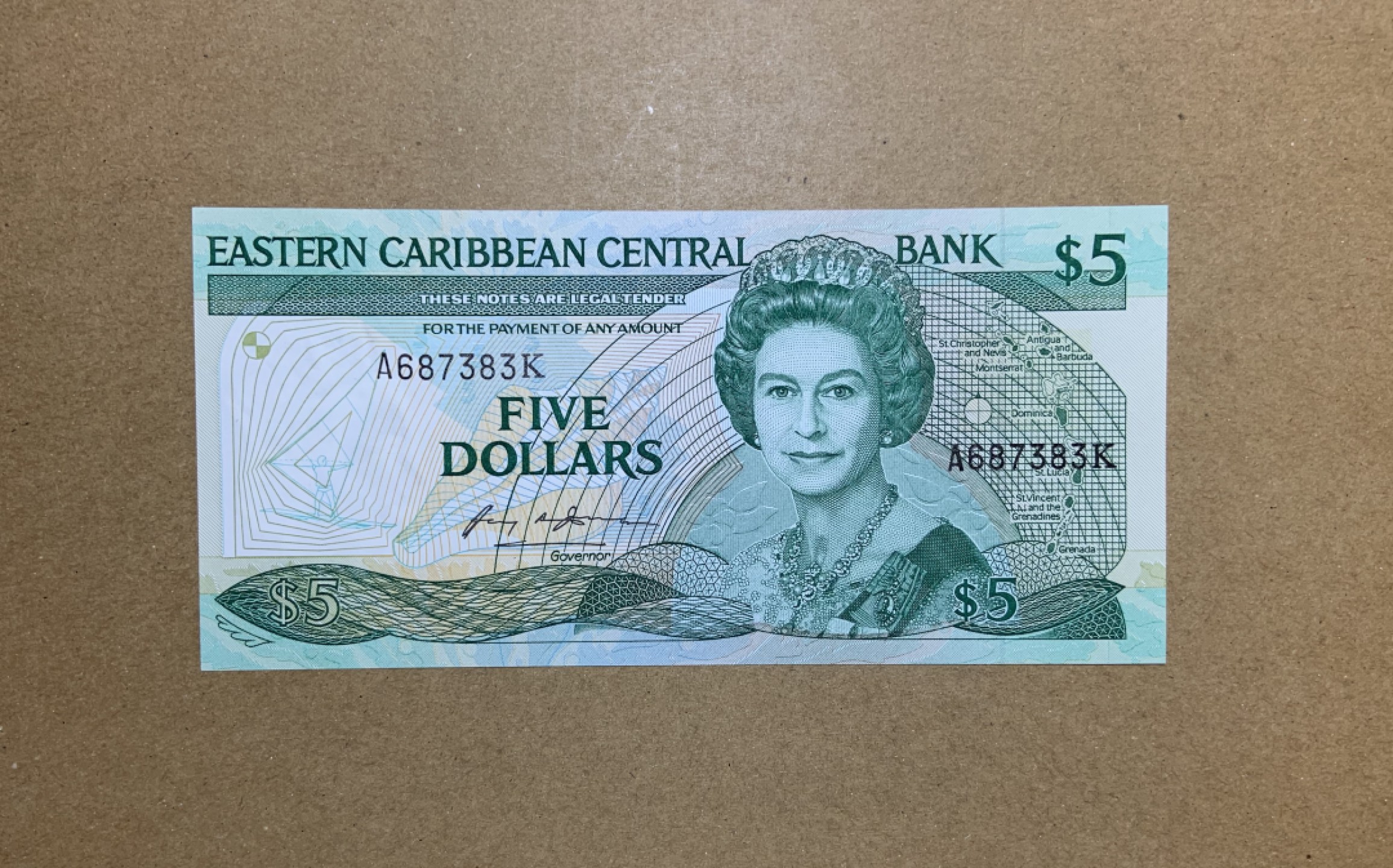 收藏联盟Quantum Auction 第206期拍卖 东加勒比(圣基茨)1986年5元 品相全新UNC 首发A冠 小彩背版