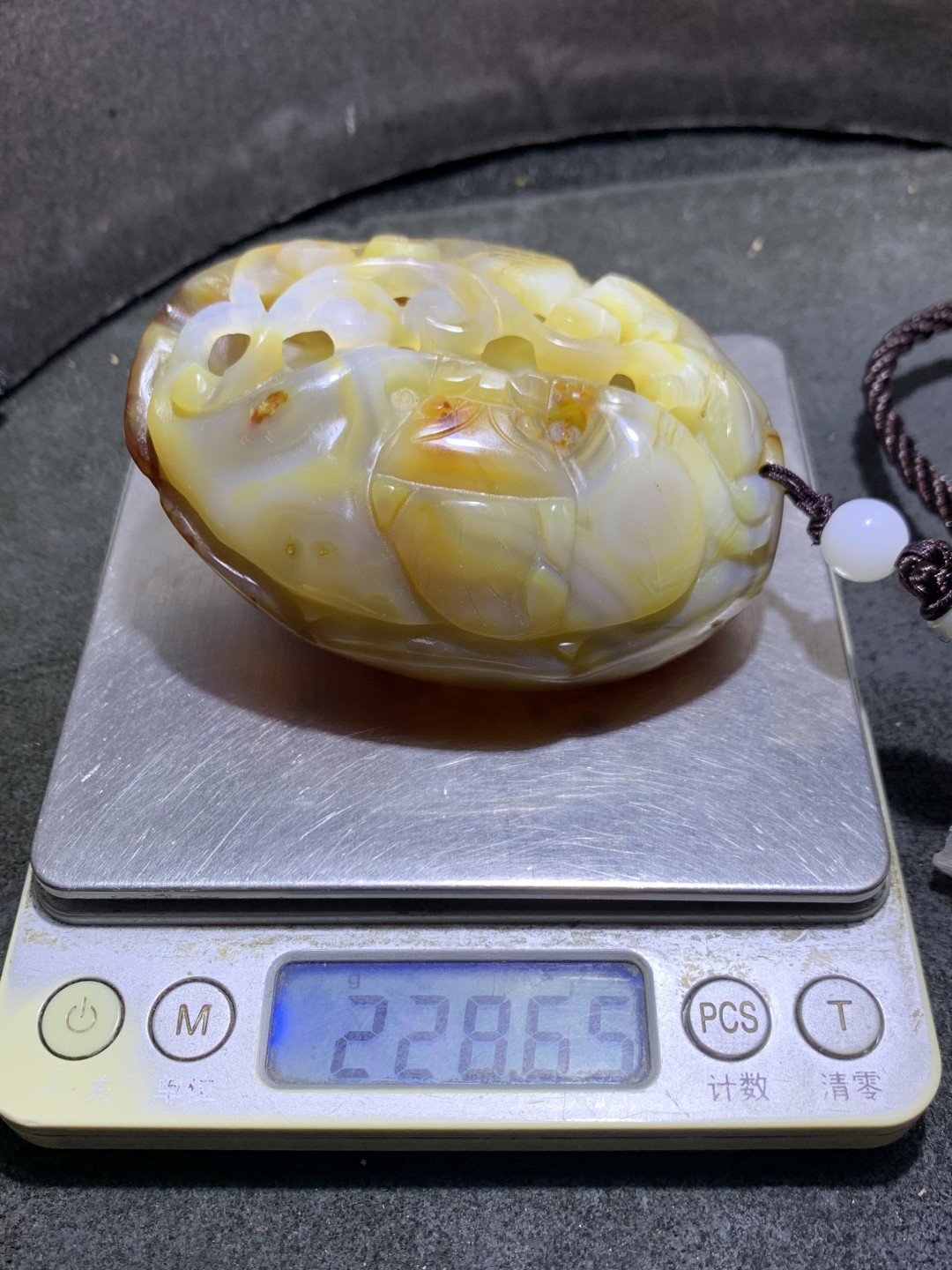 重器天然马达加斯加原皮玛瑙镂空雕刻招财貔貅把件一个，
