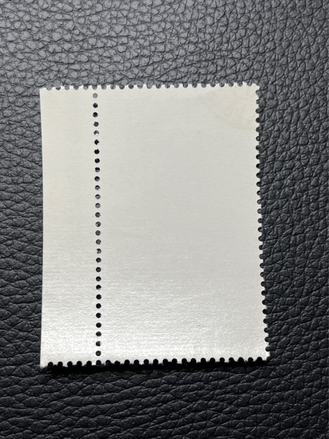 洪涛臻品 精选邮票限时拍卖第七十六期 特68新安江4-2盖销 1枚，满色标，品相可以用完美形容，色线， 版撕全品嘎嘎绝，背胶雪白。解放初的经典票，整版撕开，面艳胶白，票挺洁净，齿孔完美，收藏评级两相宜。老纪特的版票资源十分稀缺难寻，机会来临时必须抓住。