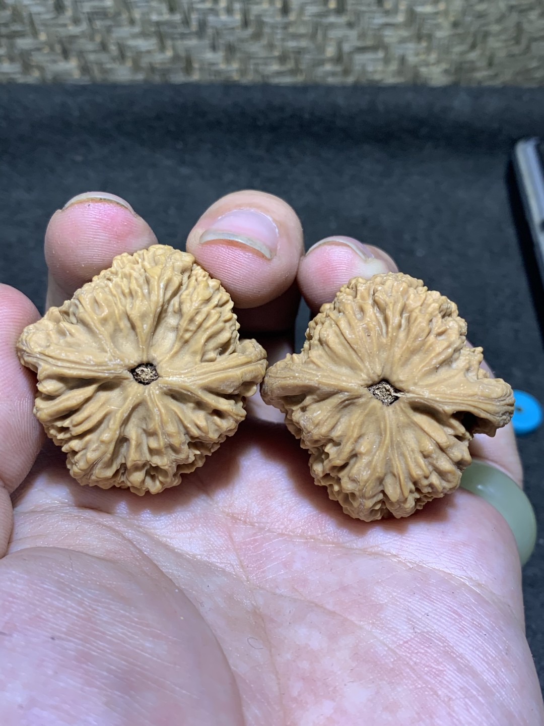 精美南疆石文玩核桃一对
