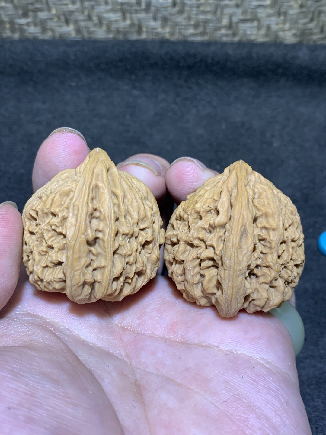 精美南疆石文玩核桃一对
