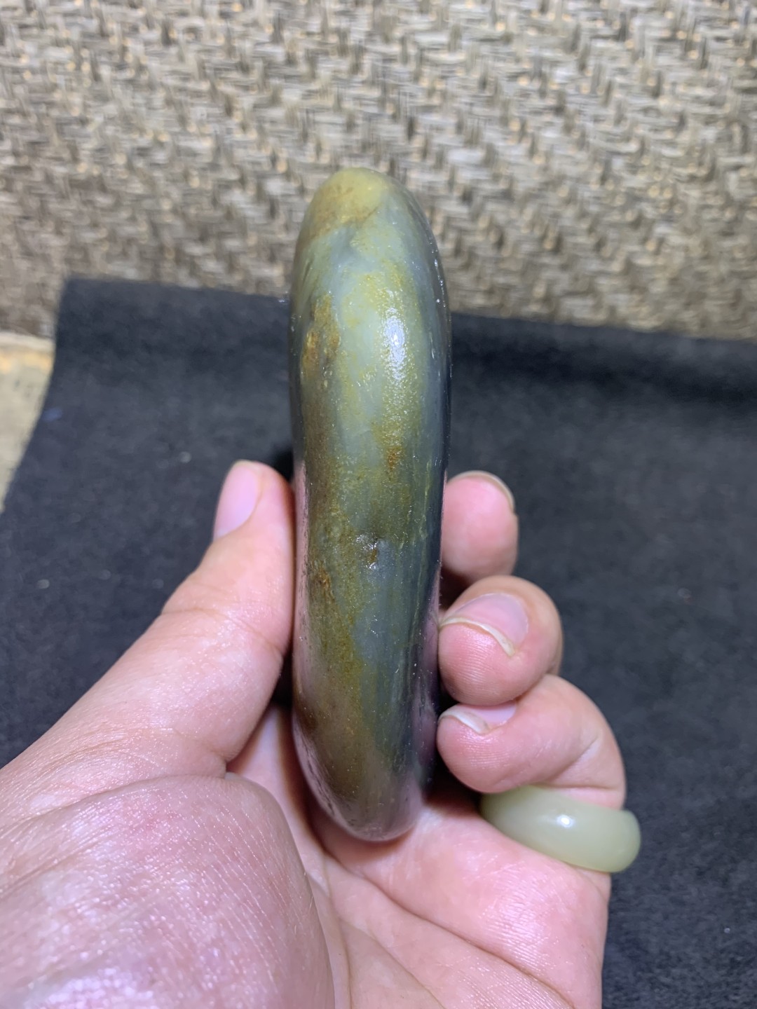 特色满皮青玉青花和田玉大把件独籽一颗，