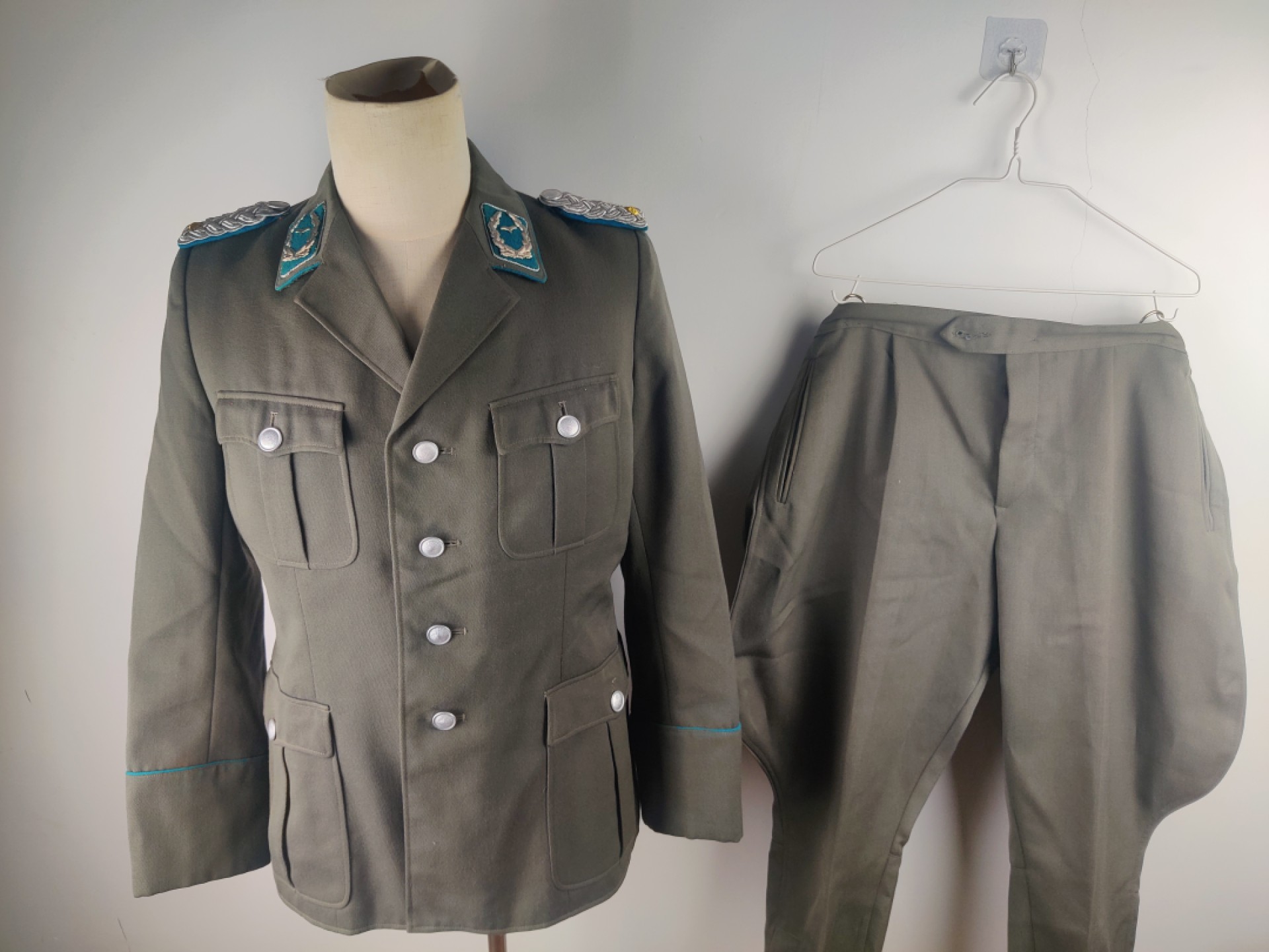 全场0元起拍 第12期 咸鱼国勋章拍卖专场 11月9日（周三）下午6：00开始 东德空军 早期小标 少校常服一套