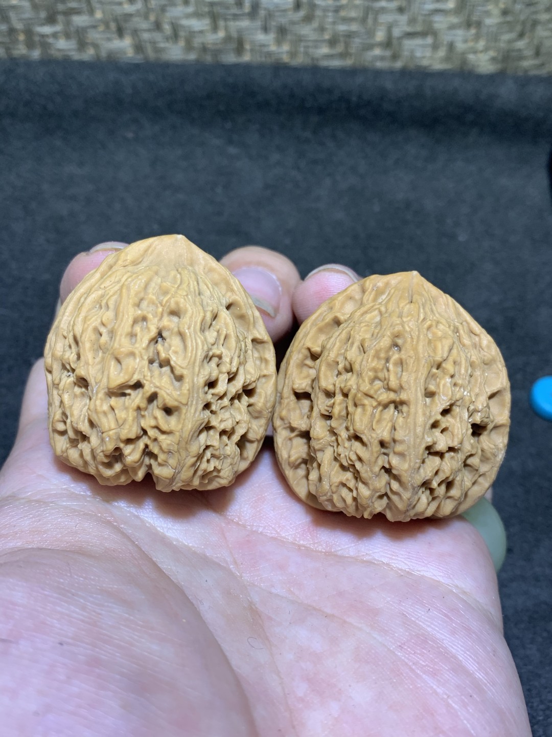 精美南疆石文玩核桃一对