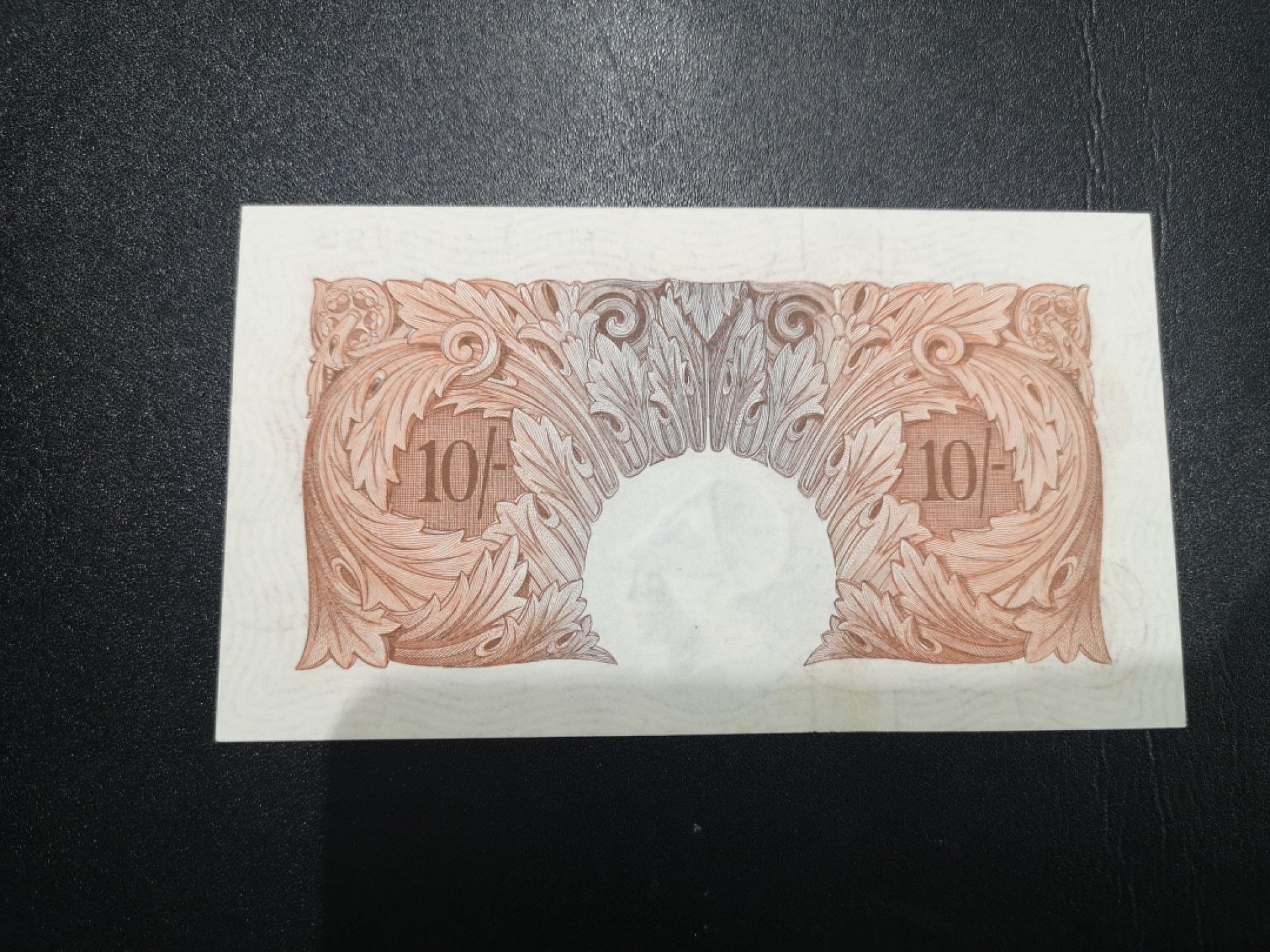 《外钞收藏家》第二百一十五期 英国A序列10先令 近全新 有个潮癍瑕疵