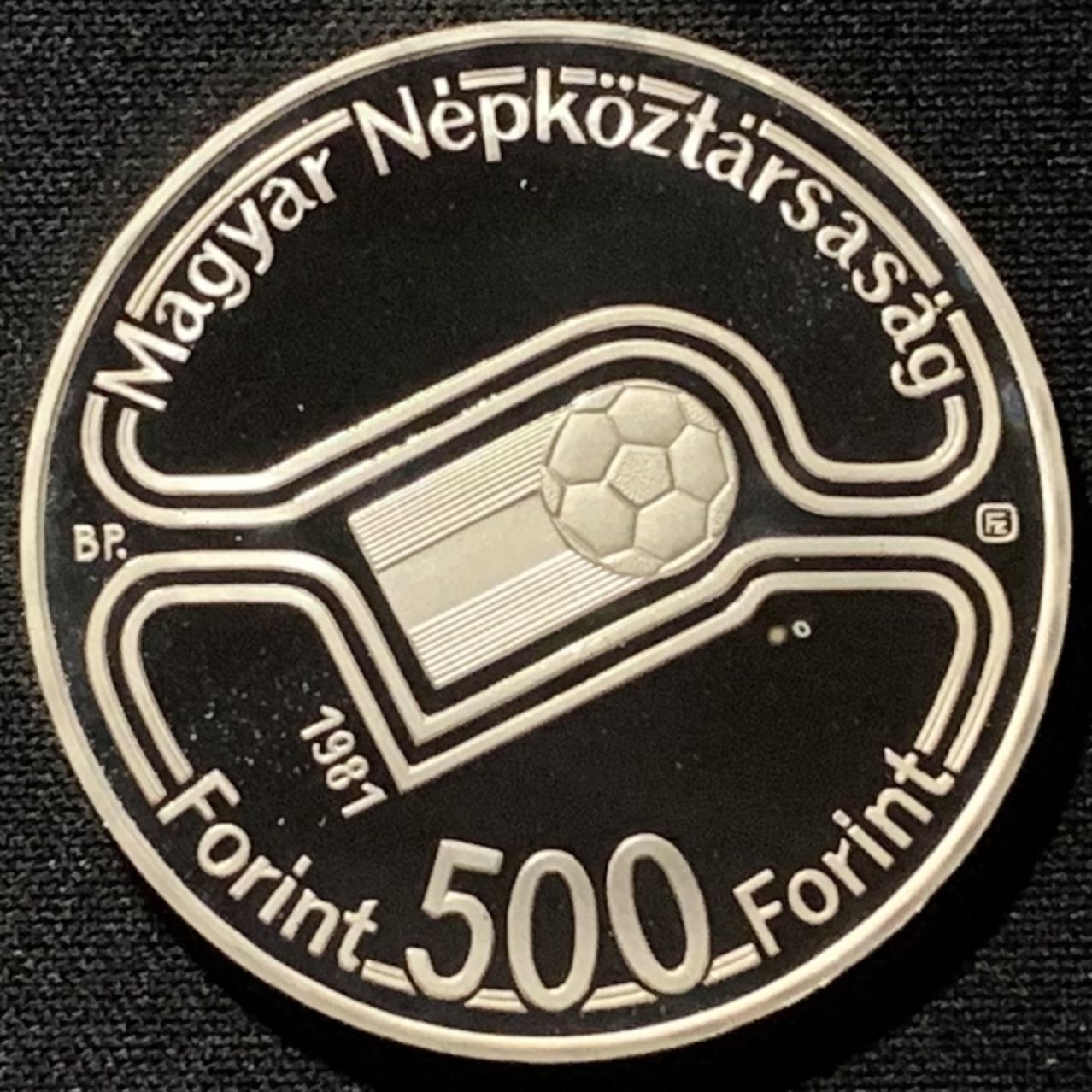 紫瑗钱币——第227期拍卖 匈牙利 1981年 西班牙世界杯 足球 500福林 28克 0.64银 精制 德国原装卡
