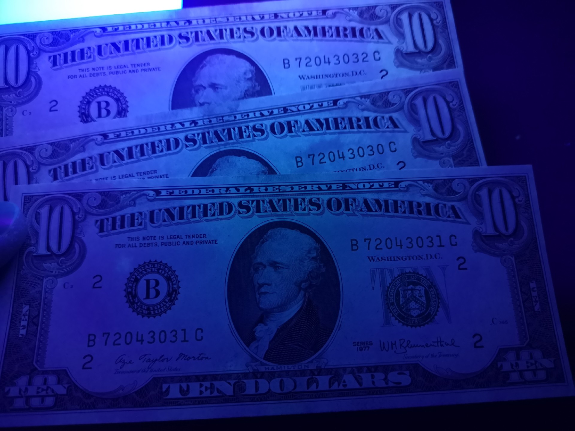 《外钞收藏家》第二百一十五期 1977美国10美元 三张连号 近全新 无折有受潮