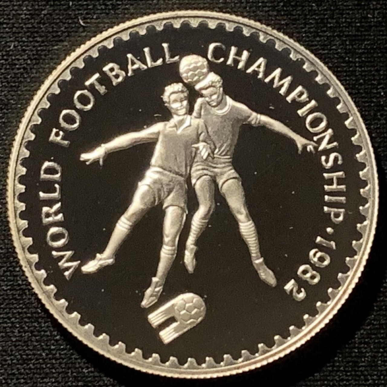 紫瑗钱币——第227期拍卖 莱索托 1982年 西班牙世界杯 争球 10马洛蒂 23.33克 0.925银 精制 德国原装卡