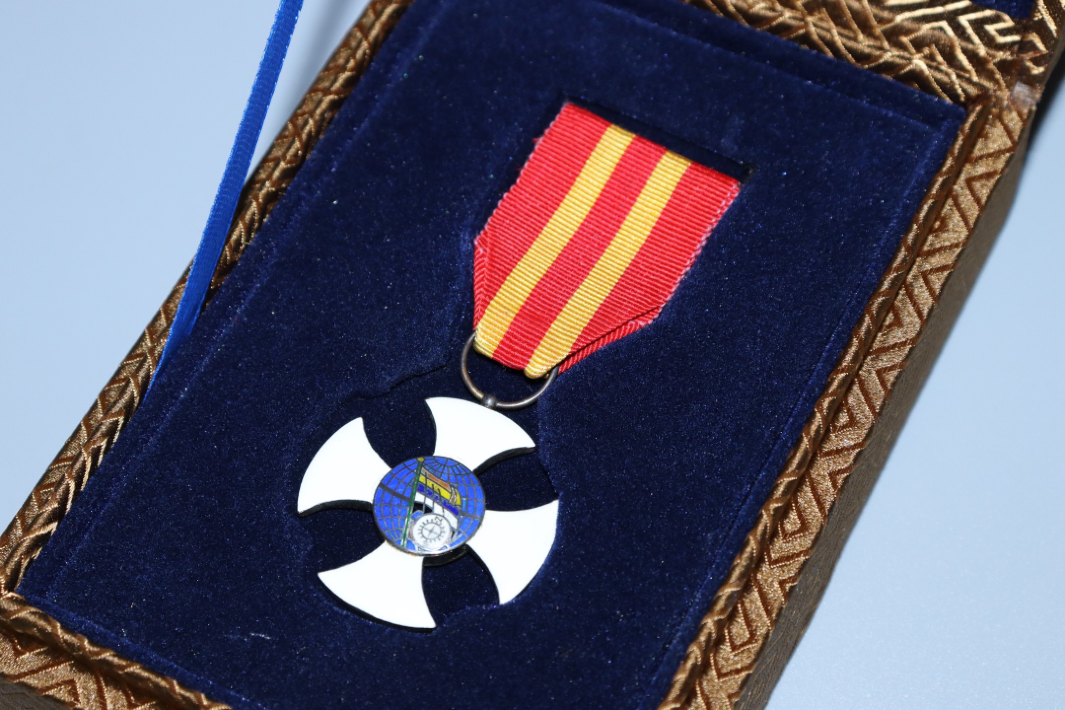 承乾国升网络专场-纪念章第四期 民国白珐琅十字形地球五色旗（小）珐琅奖章