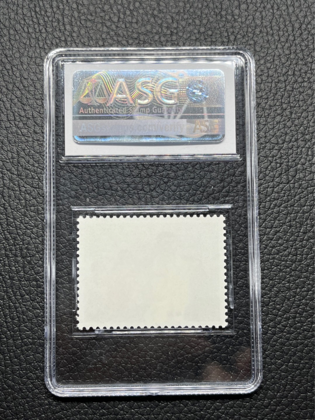 洪涛臻品 精选邮票限时拍卖第七十七期 文17知青4分★漏纽扣★ ASG95冠军分OG ，文革两大变体票，一是文18漏刺刀，二是文17漏纽扣。版撕精品送评，票全品无瑕疵，变体票存世量少，潜力巨大，喜欢不要错过，目前ASG评级处于初级阶段，注意趁早下手囤精品货，未来一定有意想不到的收获，(最后一图是漏纽扣变体对比图)