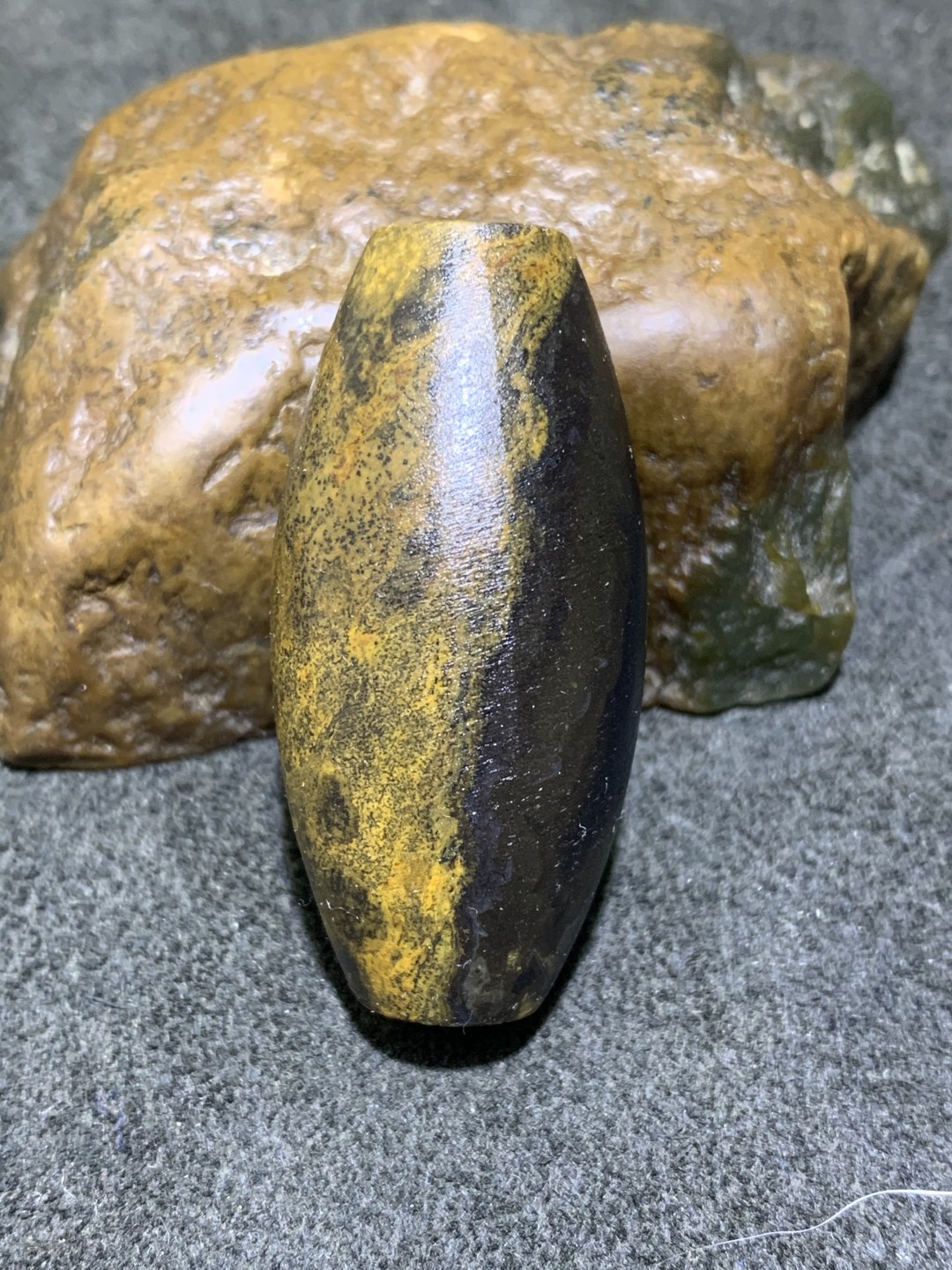 精美天然玉髓亚光黑玉髓九眼页岩天珠一颗！