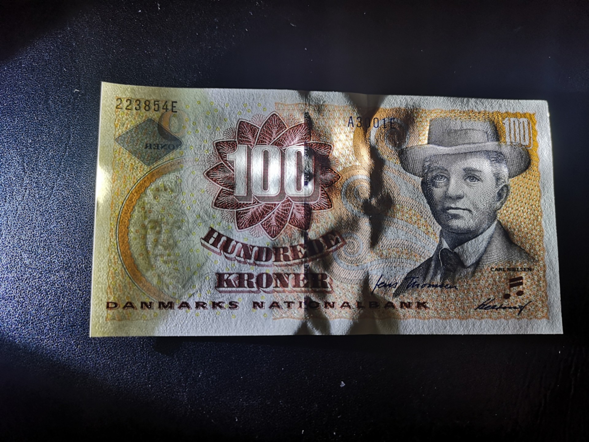 《外钞收藏家》第二百一十五期 丹麦浮雕版100克朗 全新UNC 初版